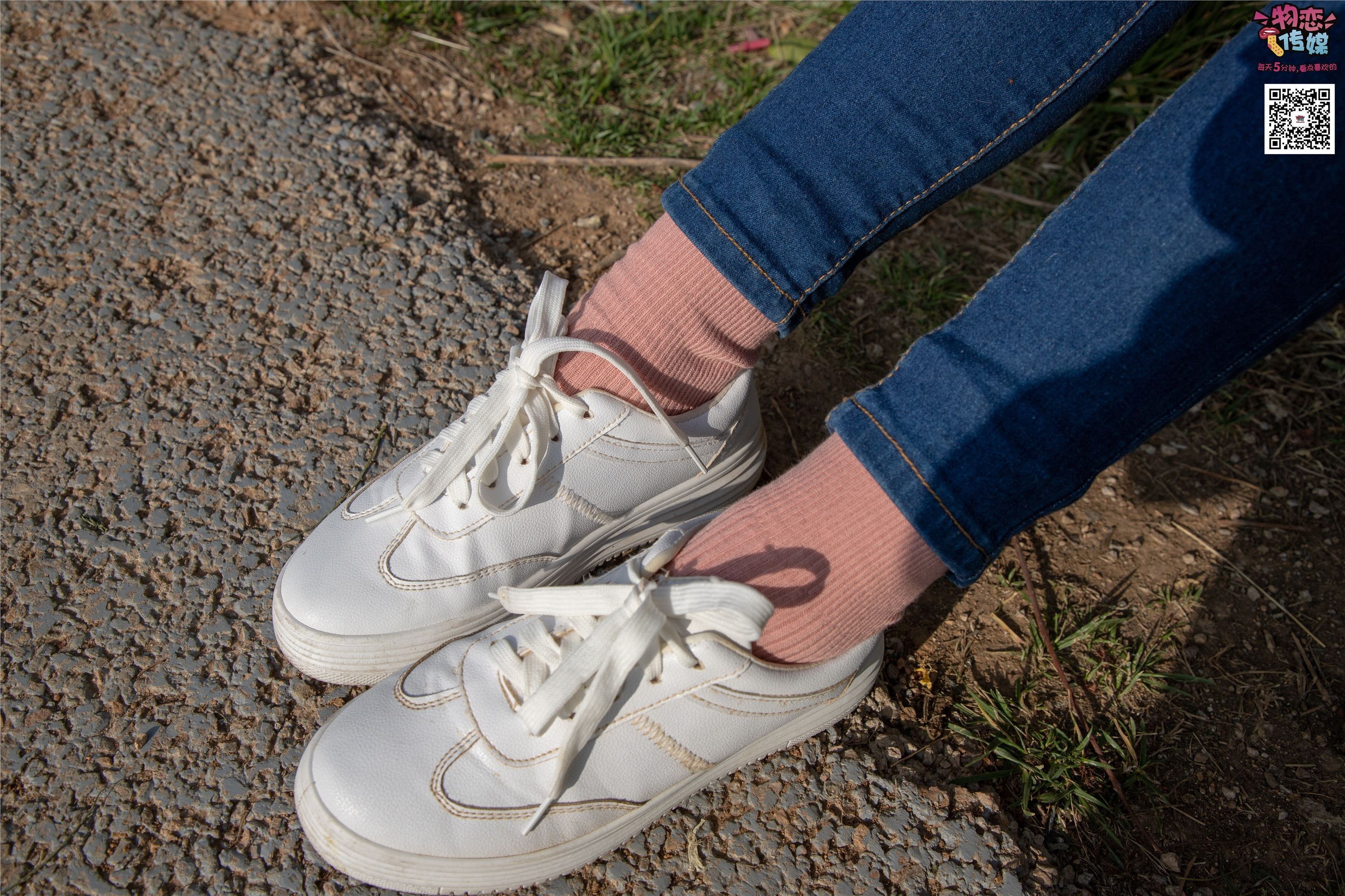 Love media no.012 little Lori Oh, guess how old I am, small white board shoes with pink cotton socks