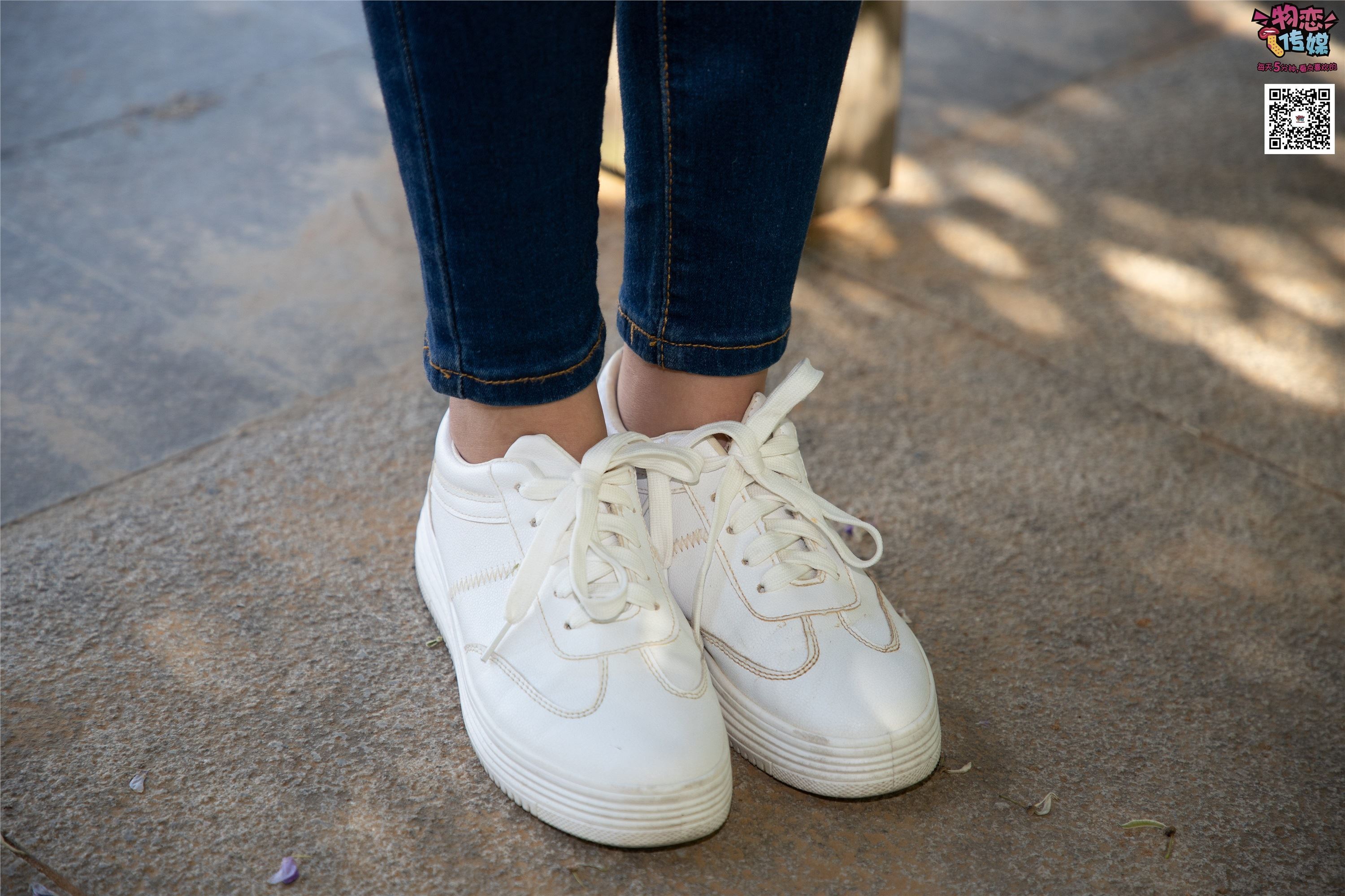 Love media no.012 little Lori Oh, guess how old I am, small white board shoes with pink cotton socks