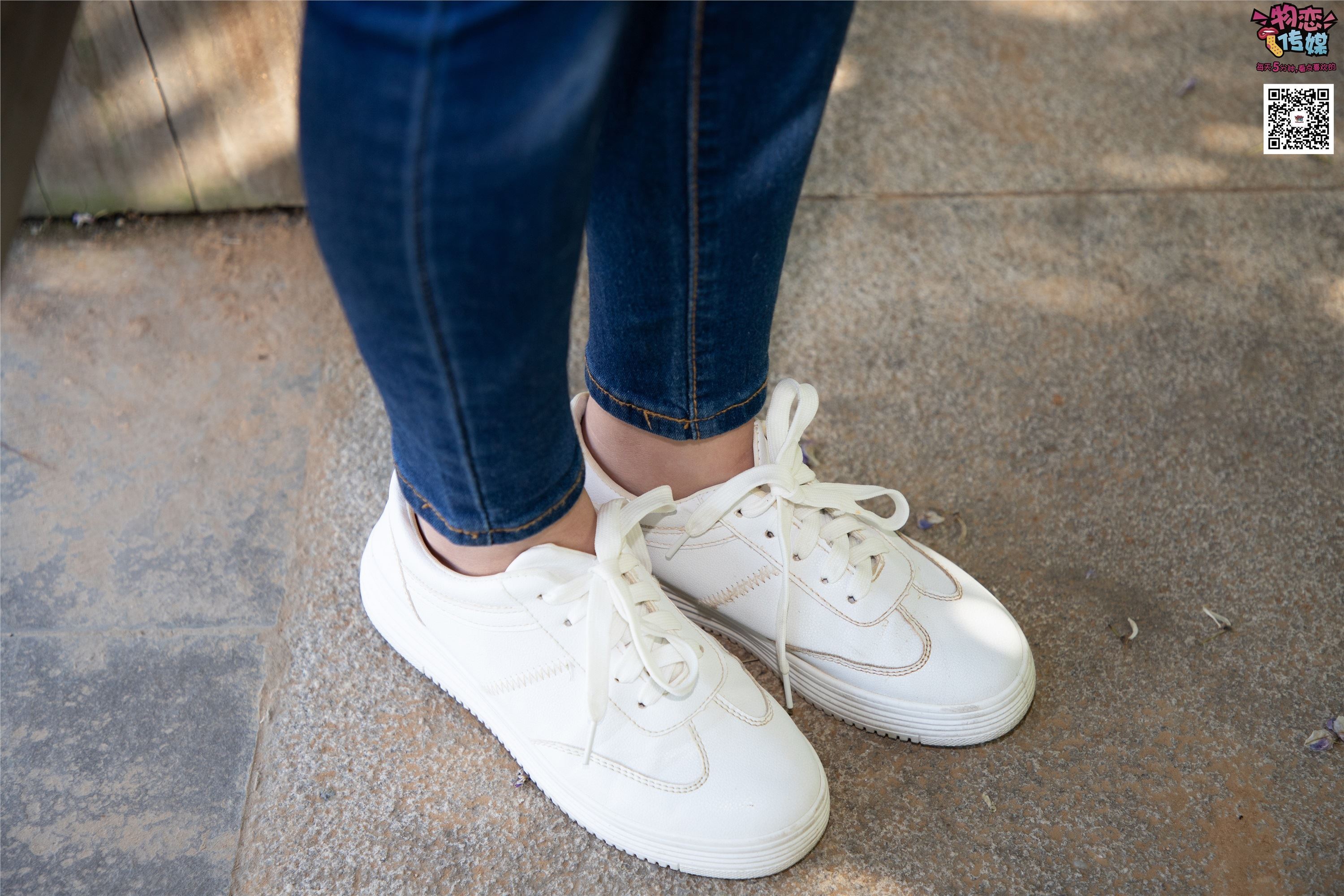 Love media no.012 little Lori Oh, guess how old I am, small white board shoes with pink cotton socks