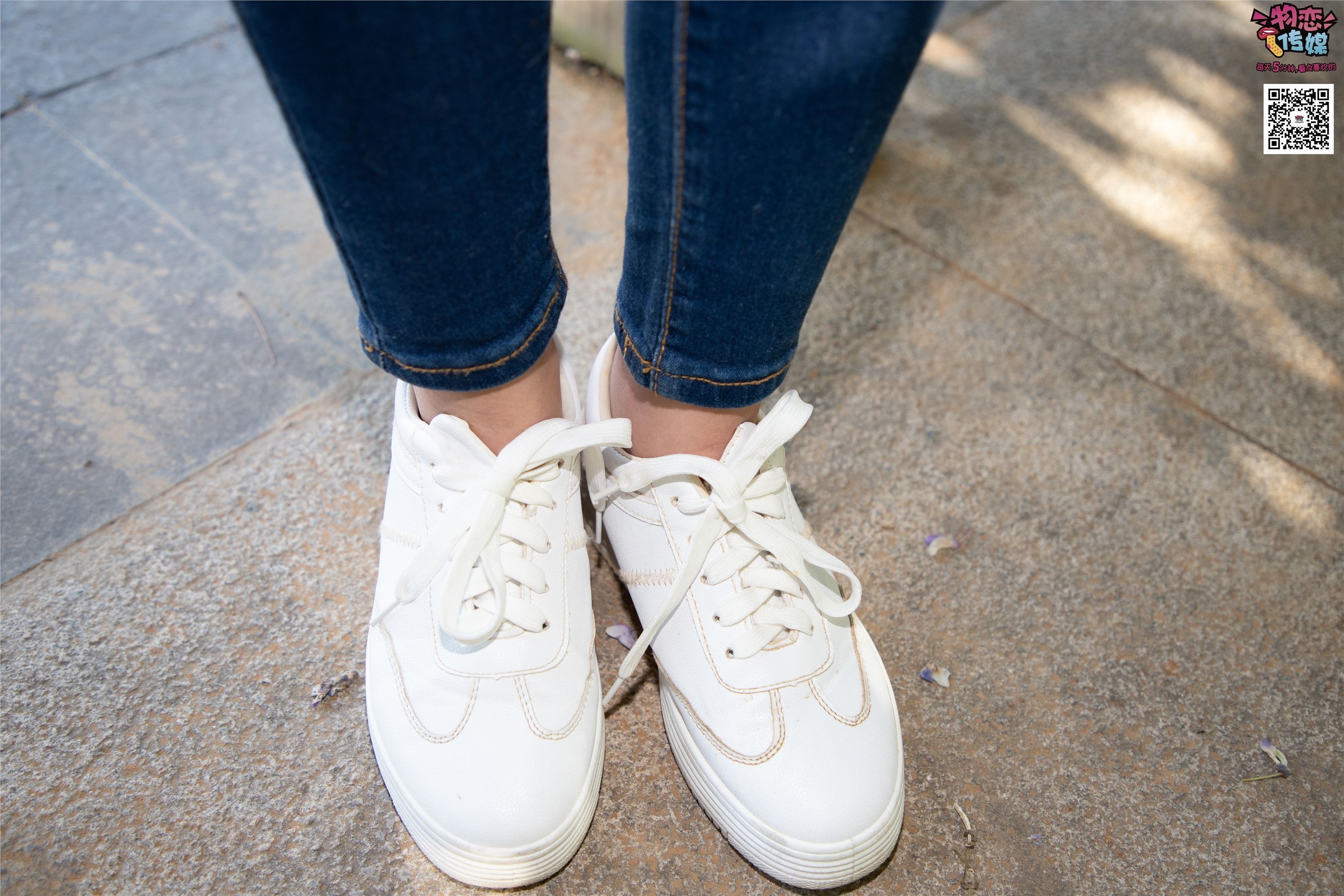 Love media no.012 little Lori Oh, guess how old I am, small white board shoes with pink cotton socks