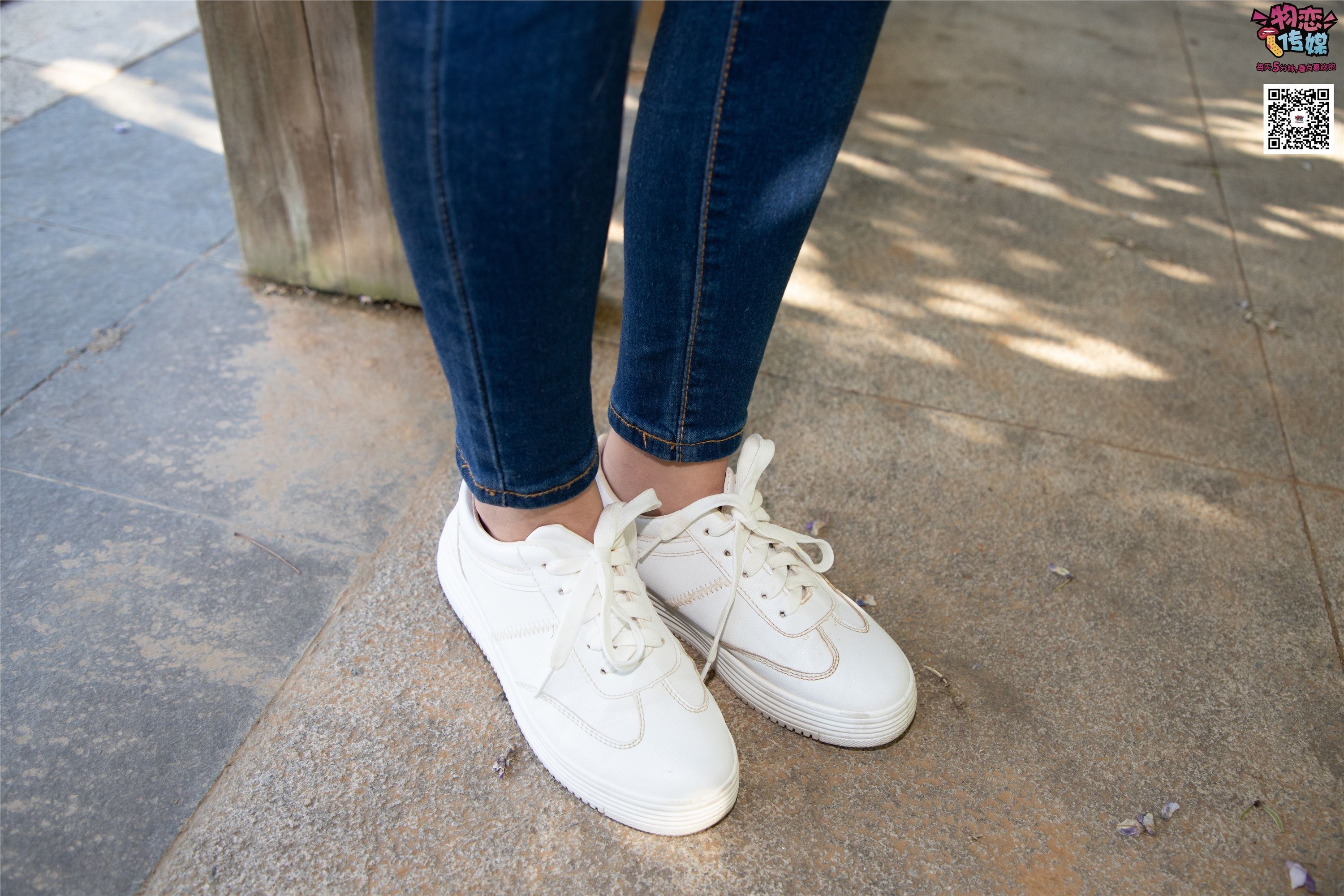 Love media no.012 little Lori Oh, guess how old I am, small white board shoes with pink cotton socks