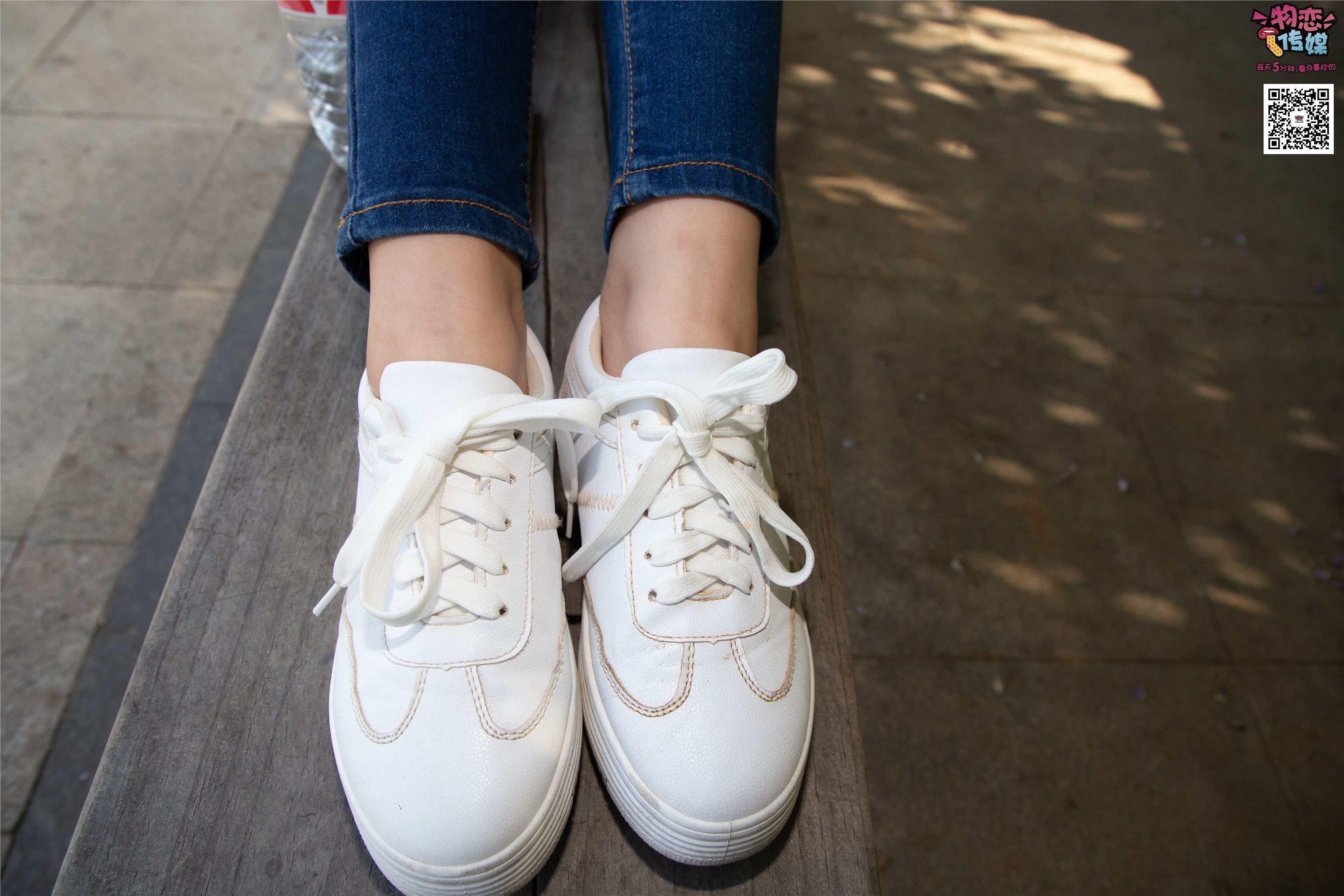 Love media no.012 little Lori Oh, guess how old I am, small white board shoes with pink cotton socks