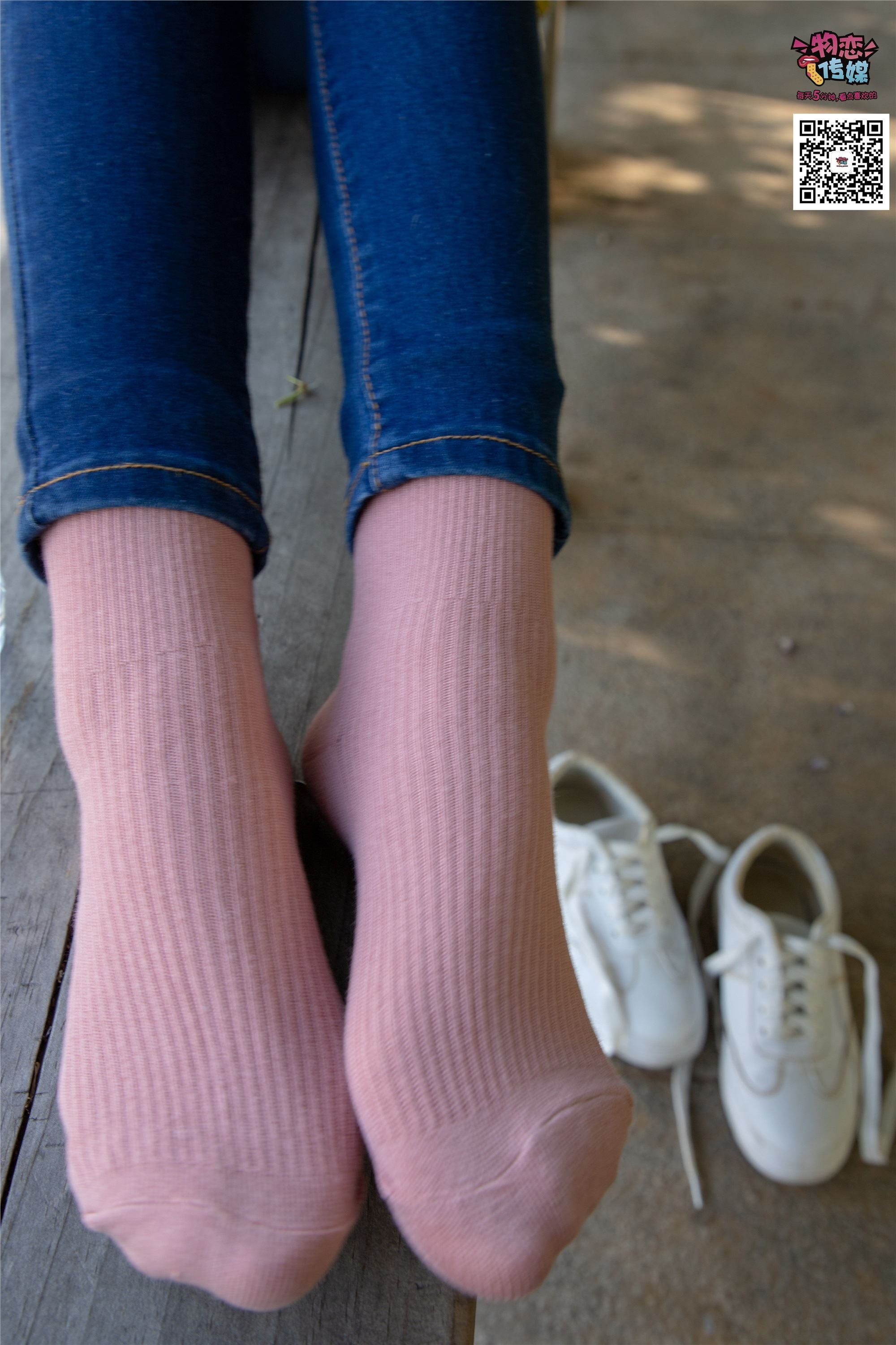 Love media no.012 little Lori Oh, guess how old I am, small white board shoes with pink cotton socks