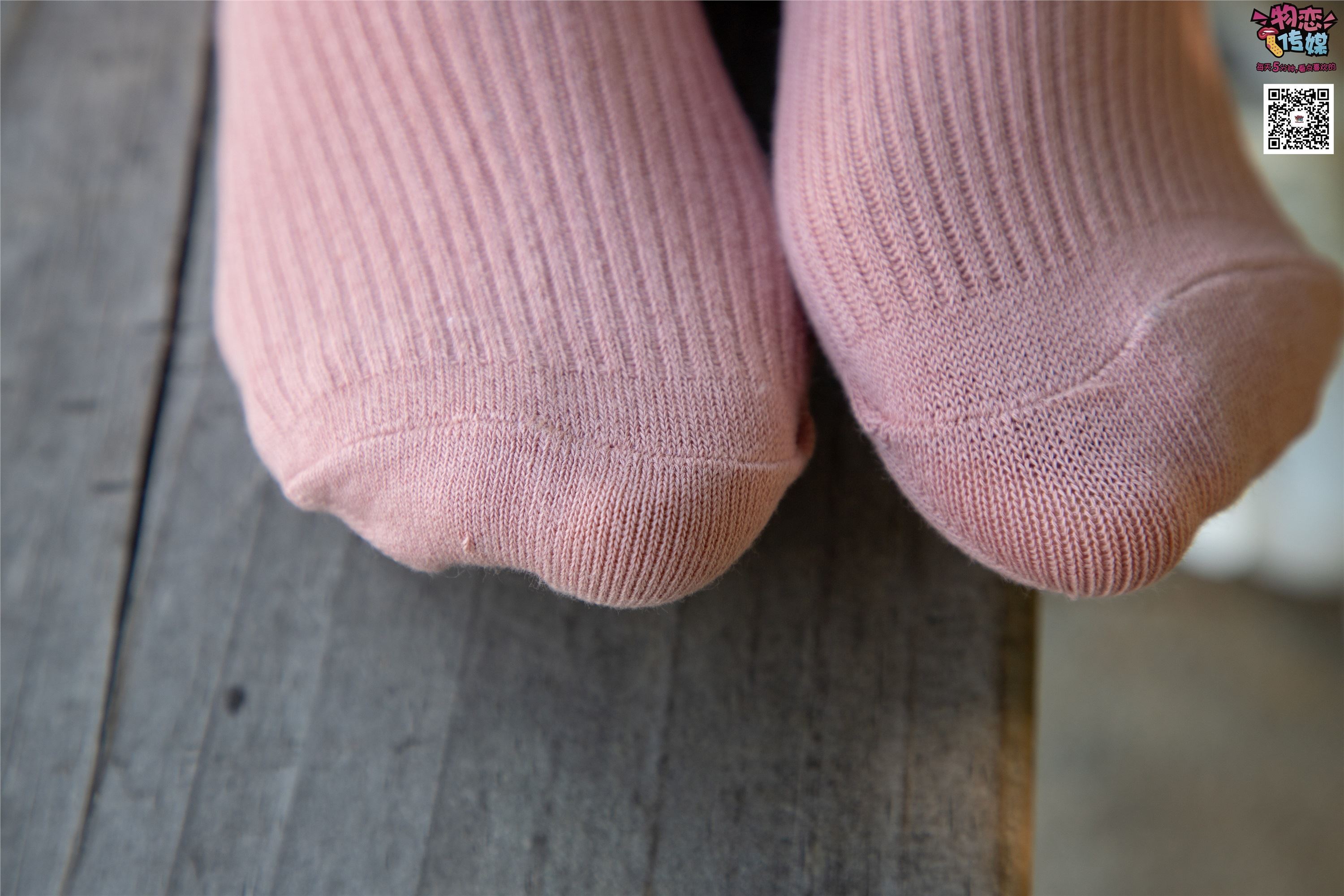 Love media no.012 little Lori Oh, guess how old I am, small white board shoes with pink cotton socks