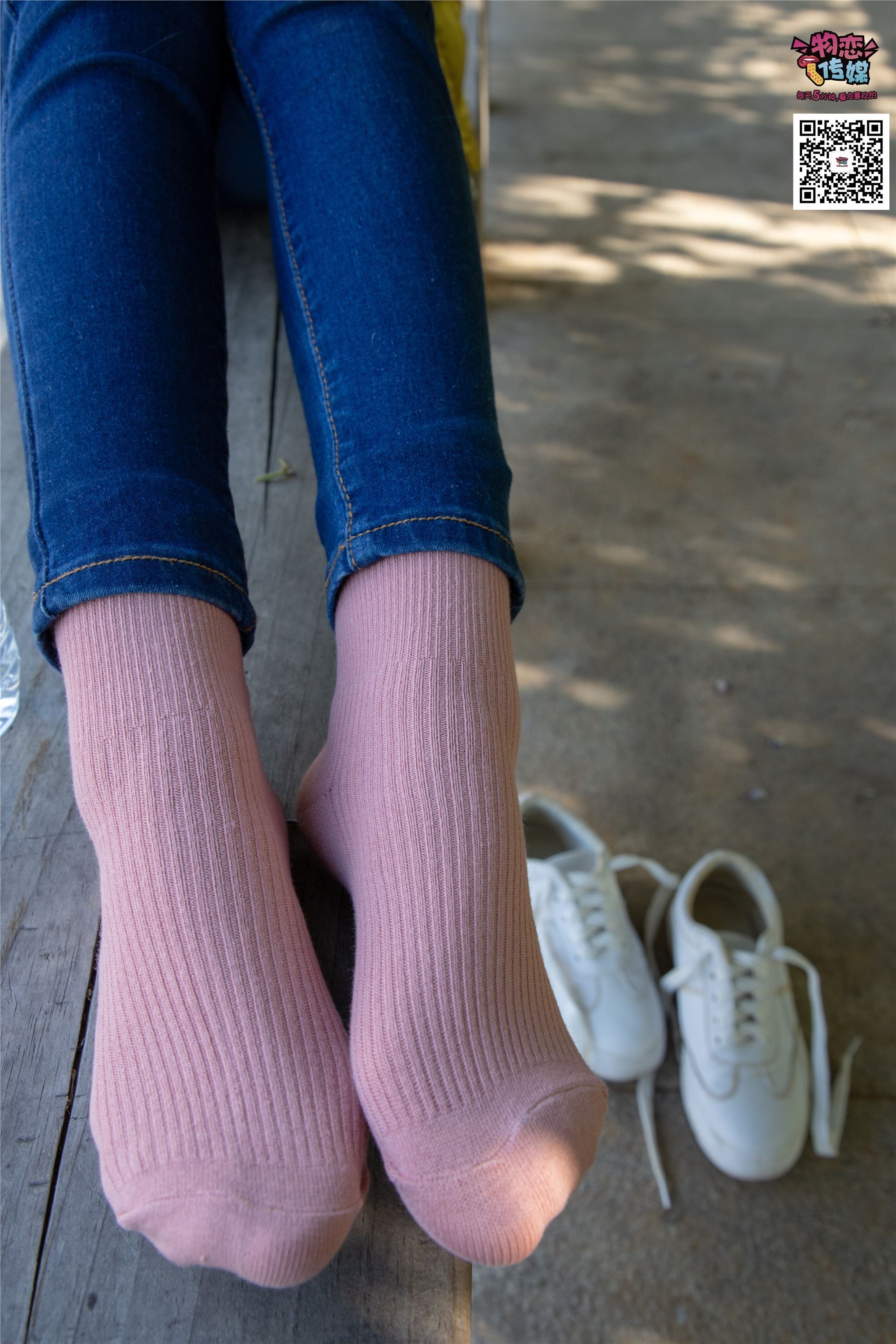 Love media no.012 little Lori Oh, guess how old I am, small white board shoes with pink cotton socks