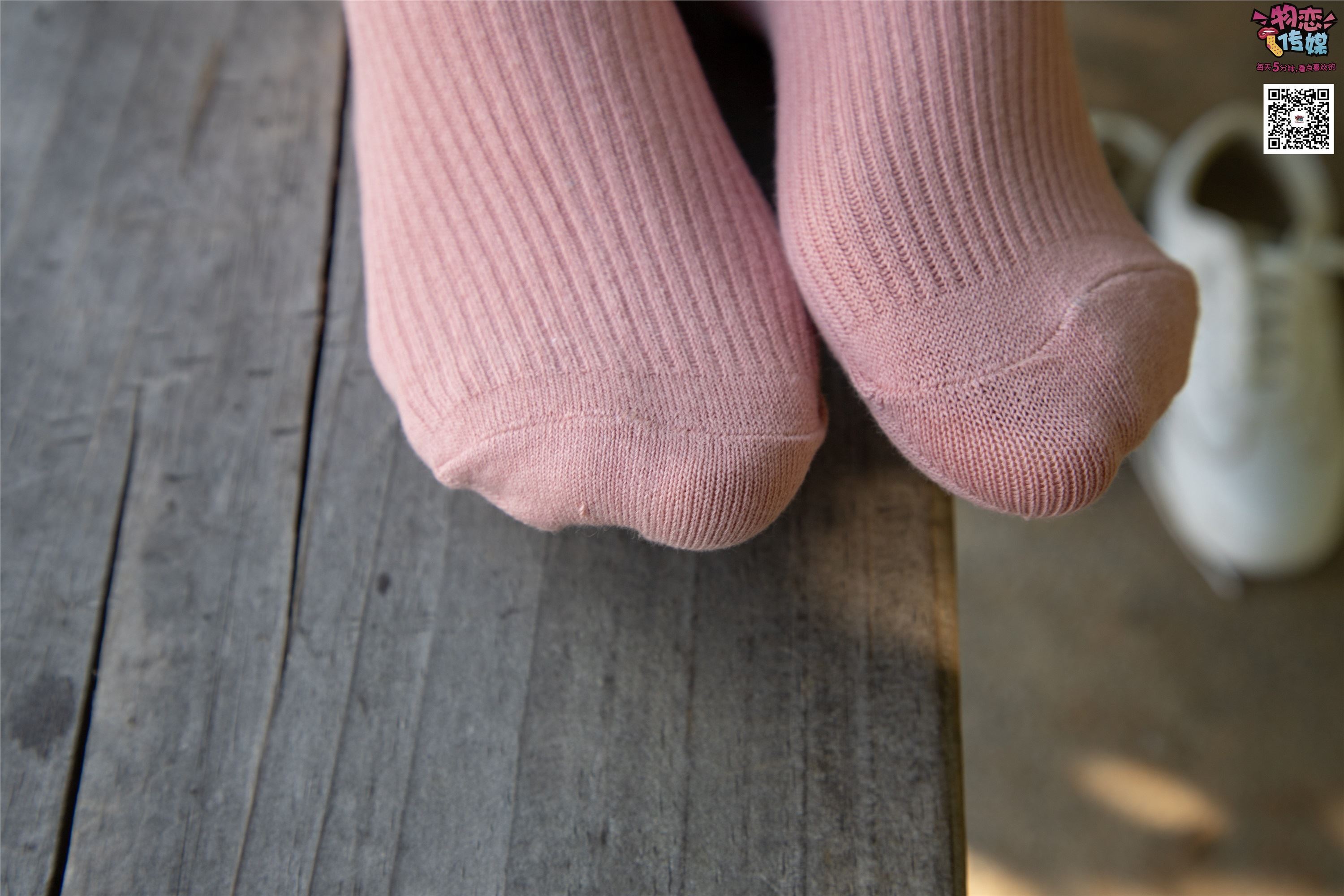 Love media no.012 little Lori Oh, guess how old I am, small white board shoes with pink cotton socks