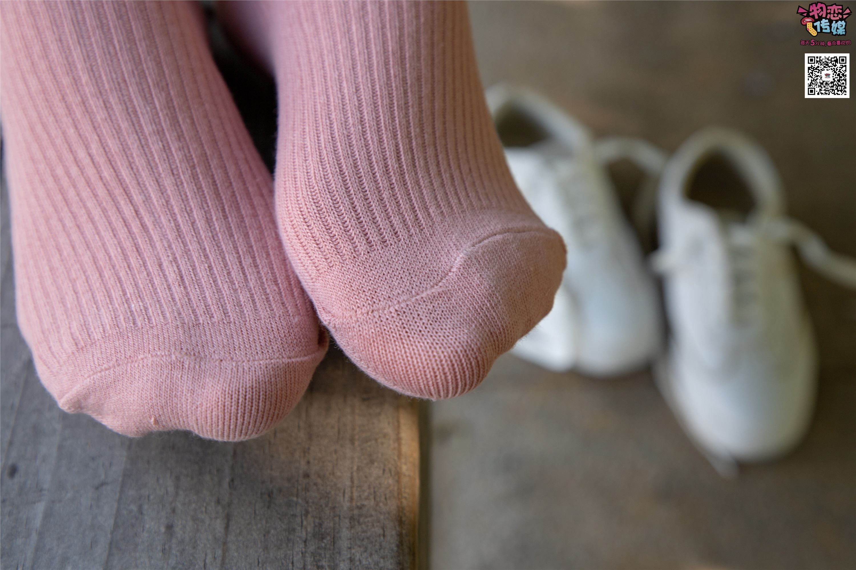 Love media no.012 little Lori Oh, guess how old I am, small white board shoes with pink cotton socks