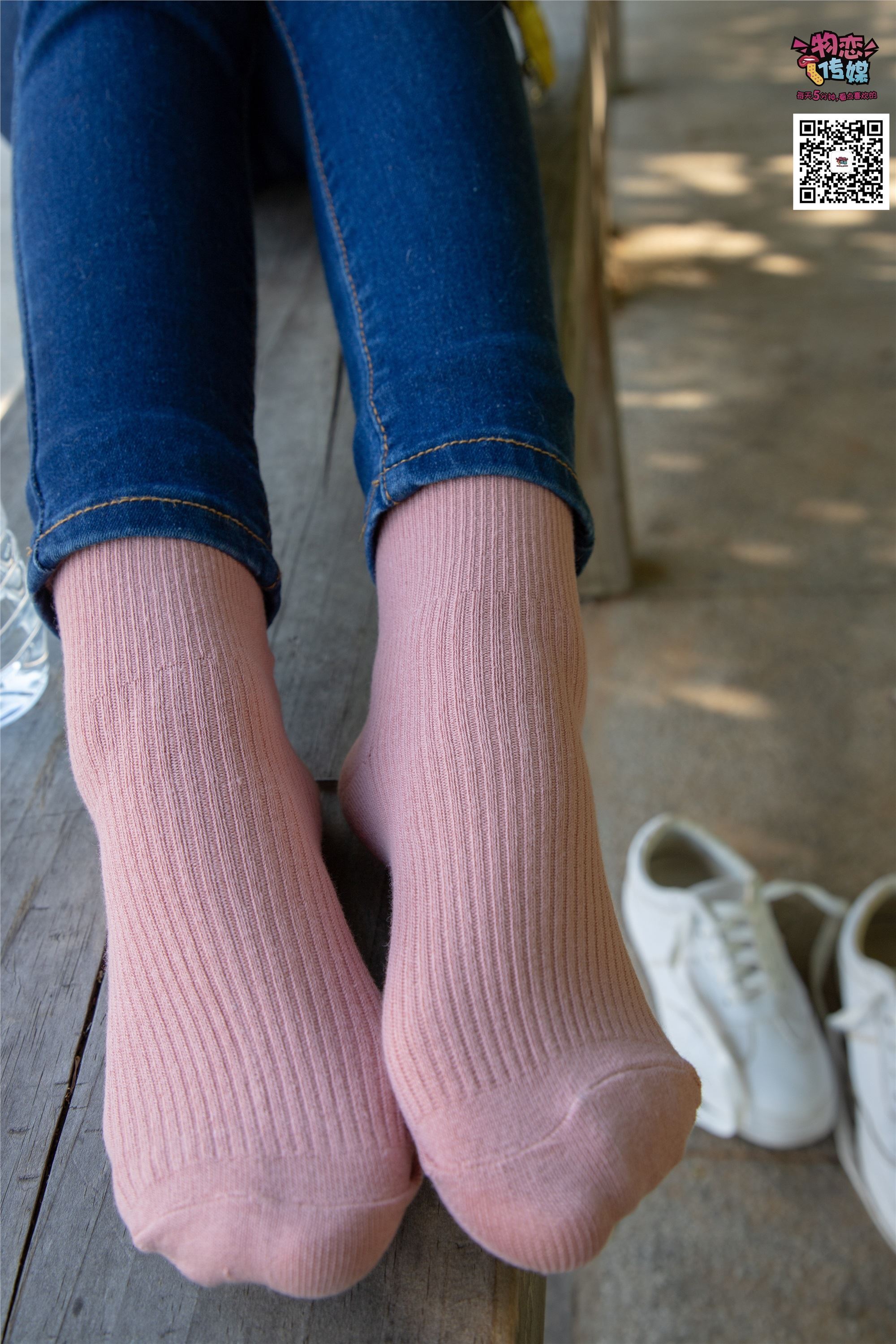 Love media no.012 little Lori Oh, guess how old I am, small white board shoes with pink cotton socks