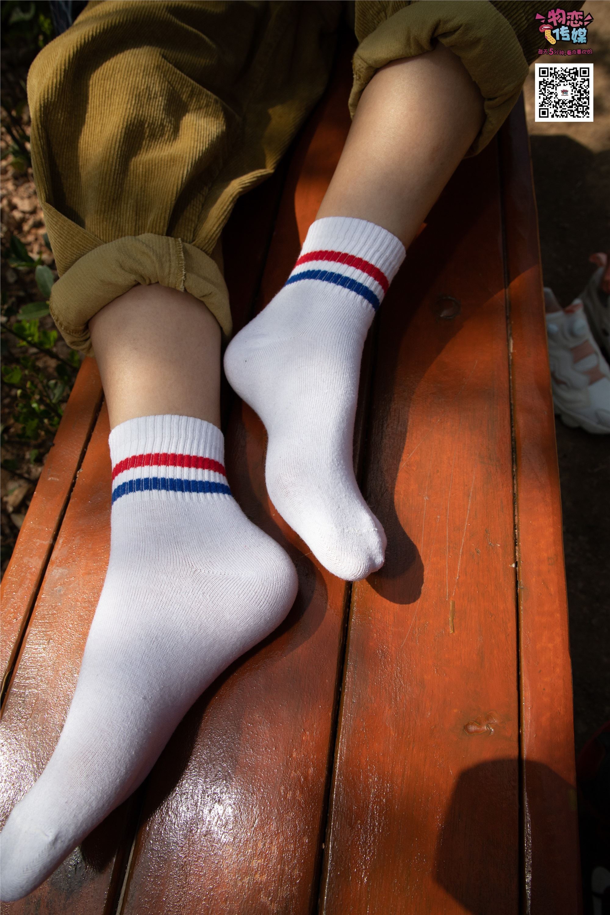 Love media no.013, the girl next door with unique temperament, pink cotton socks and white socks