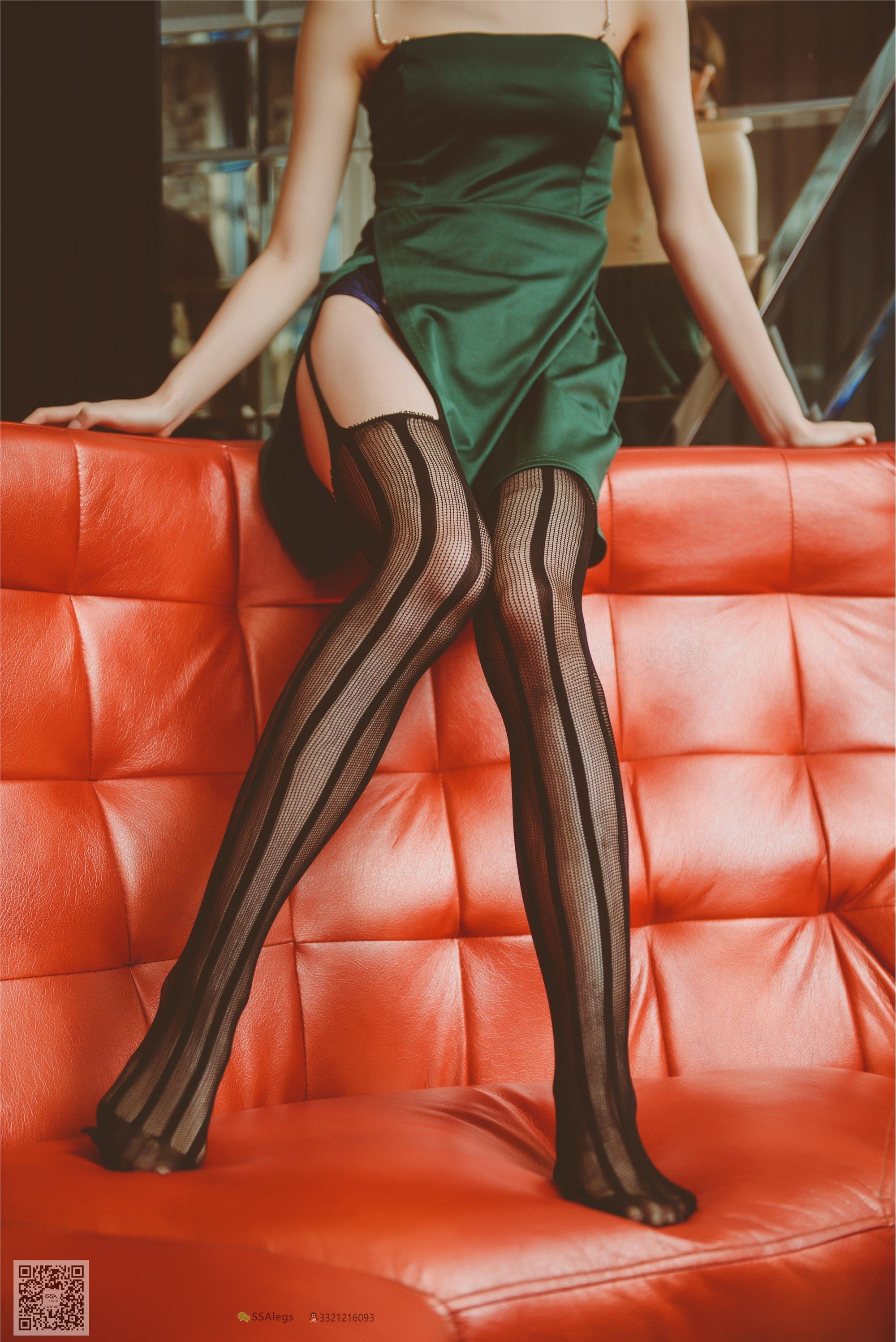 The charming black silk stockings in the KTV box of SSA silk society issue 019