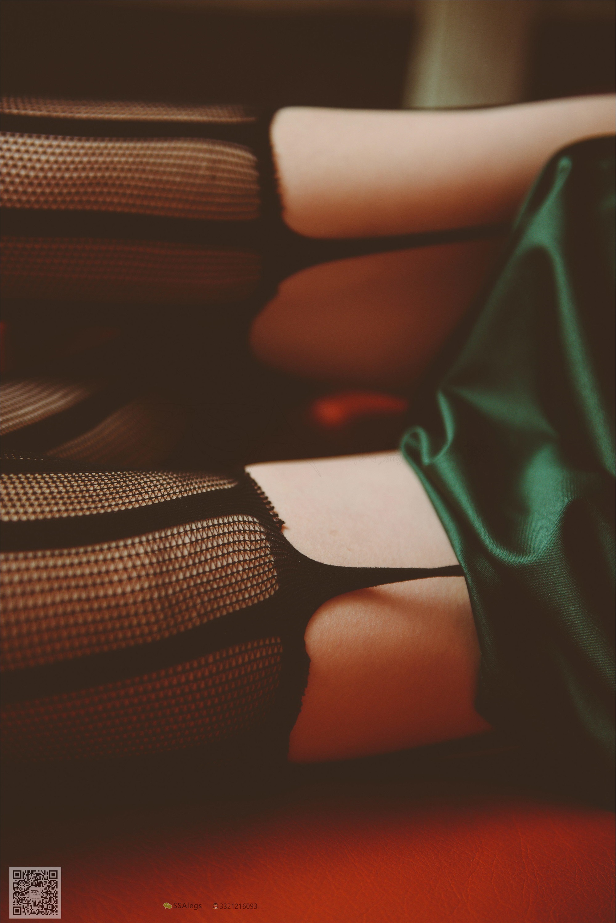 The charming black silk stockings in the KTV box of SSA silk society issue 019