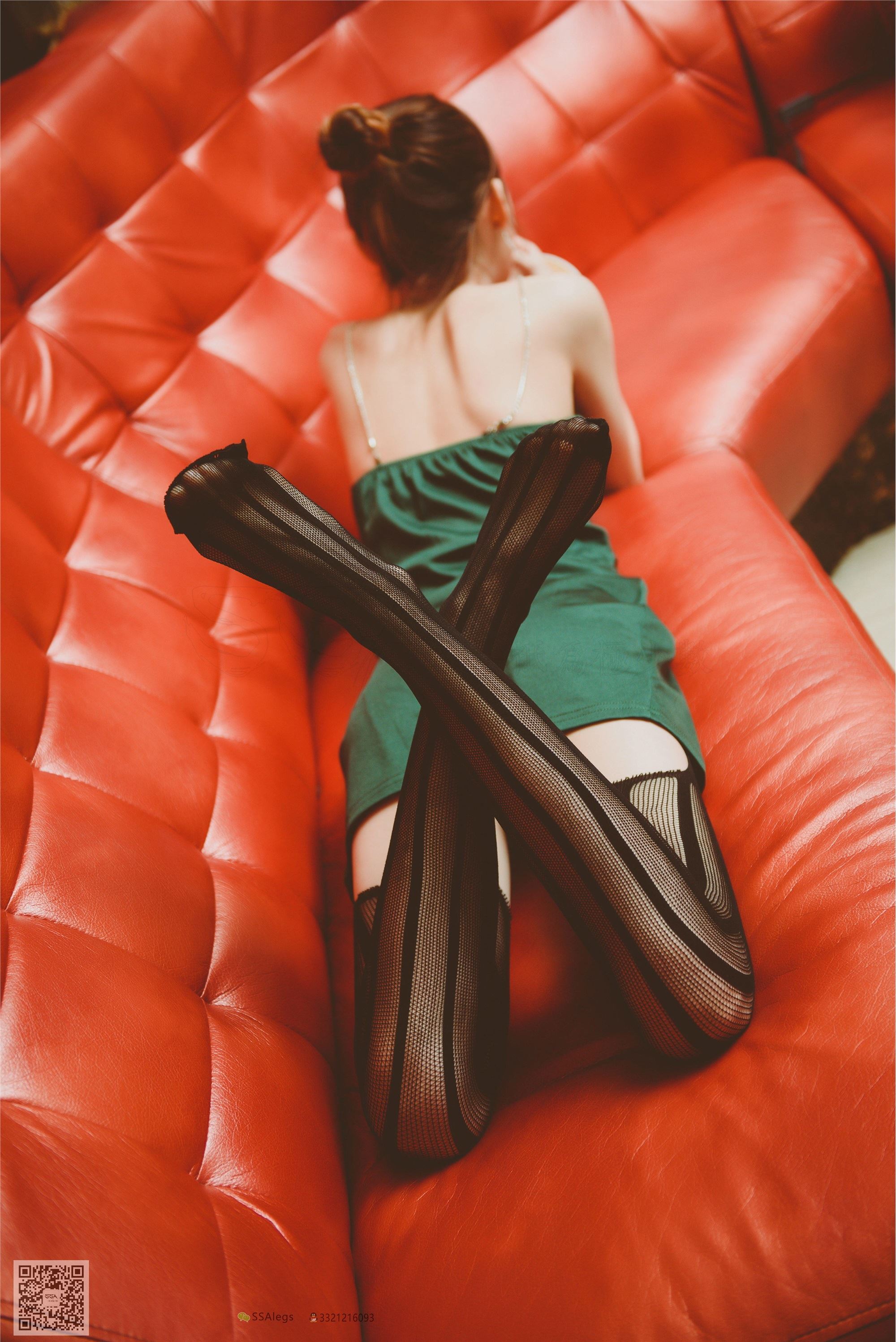 The charming black silk stockings in the KTV box of SSA silk society issue 019