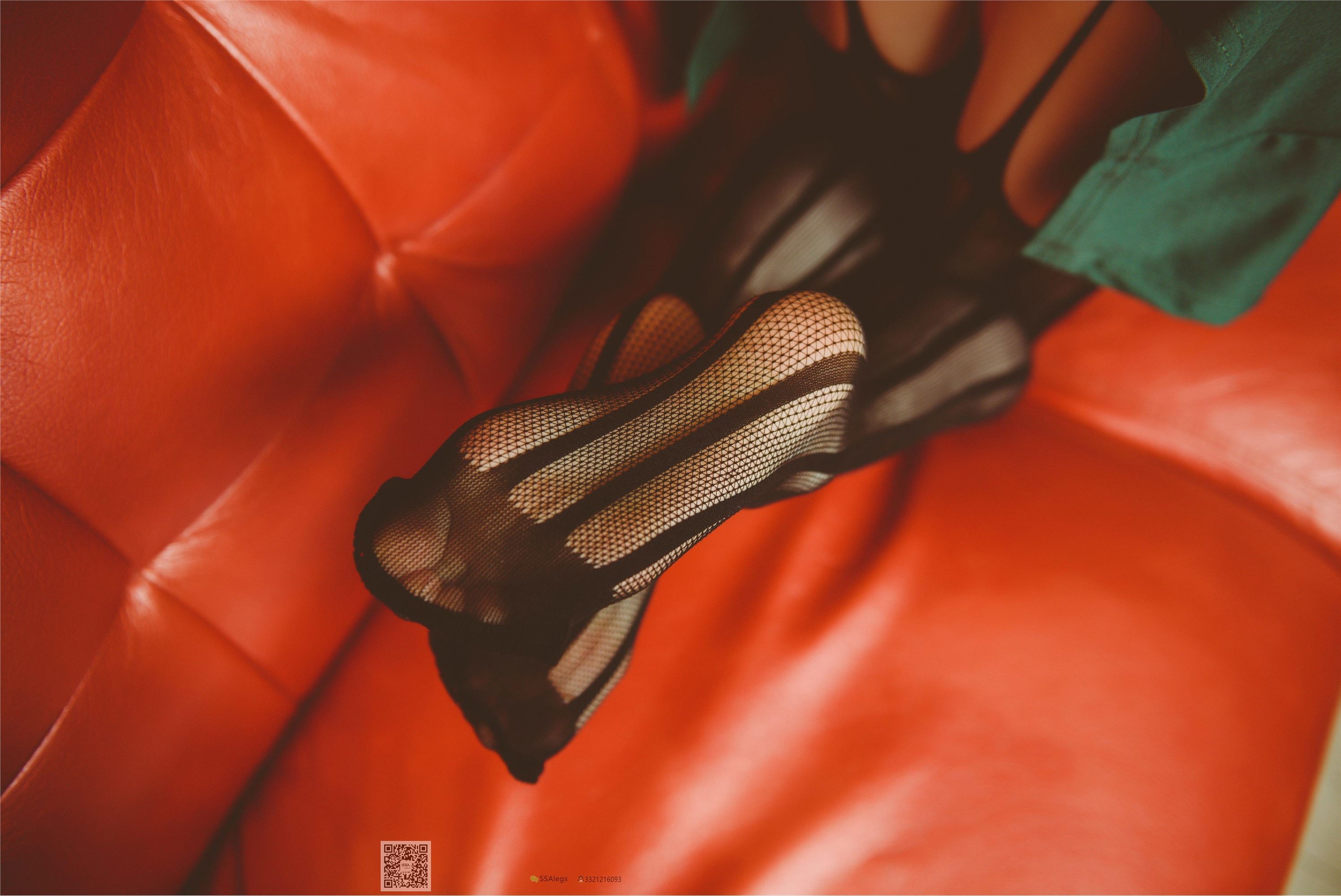 The charming black silk stockings in the KTV box of SSA silk society issue 019