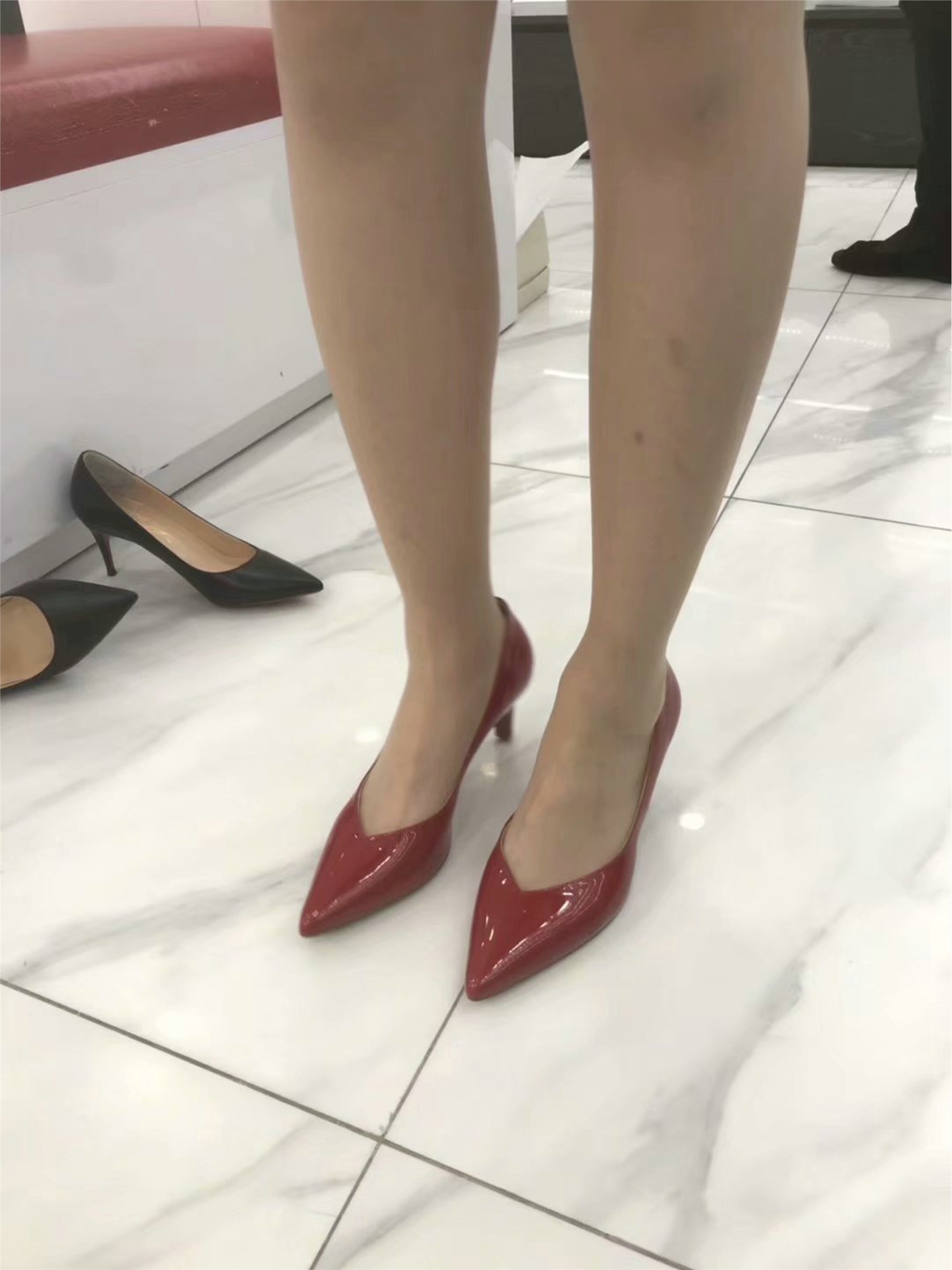 Beautiful legs and elegant temperament