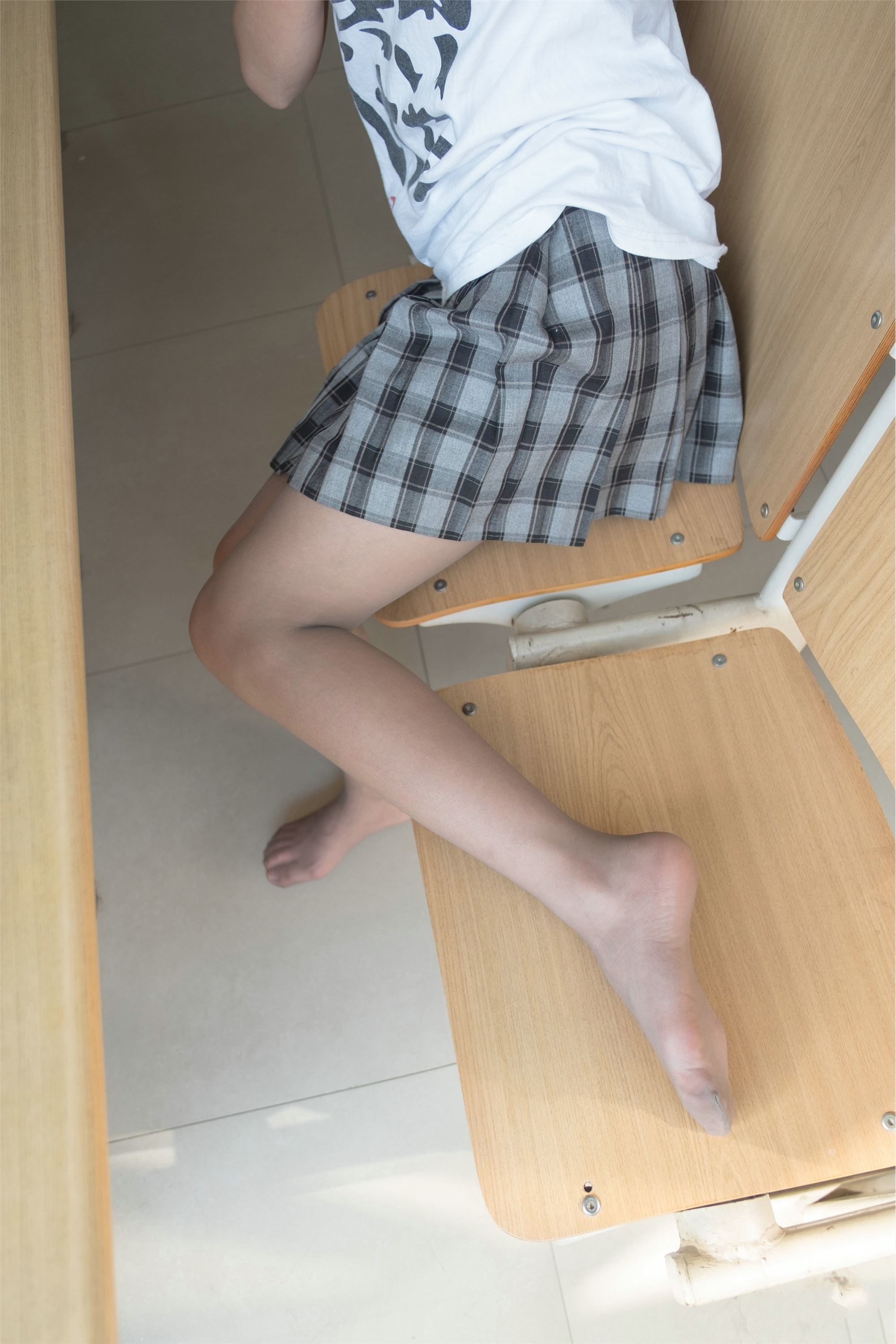 Female college students' plaid skirt with grey silk feet