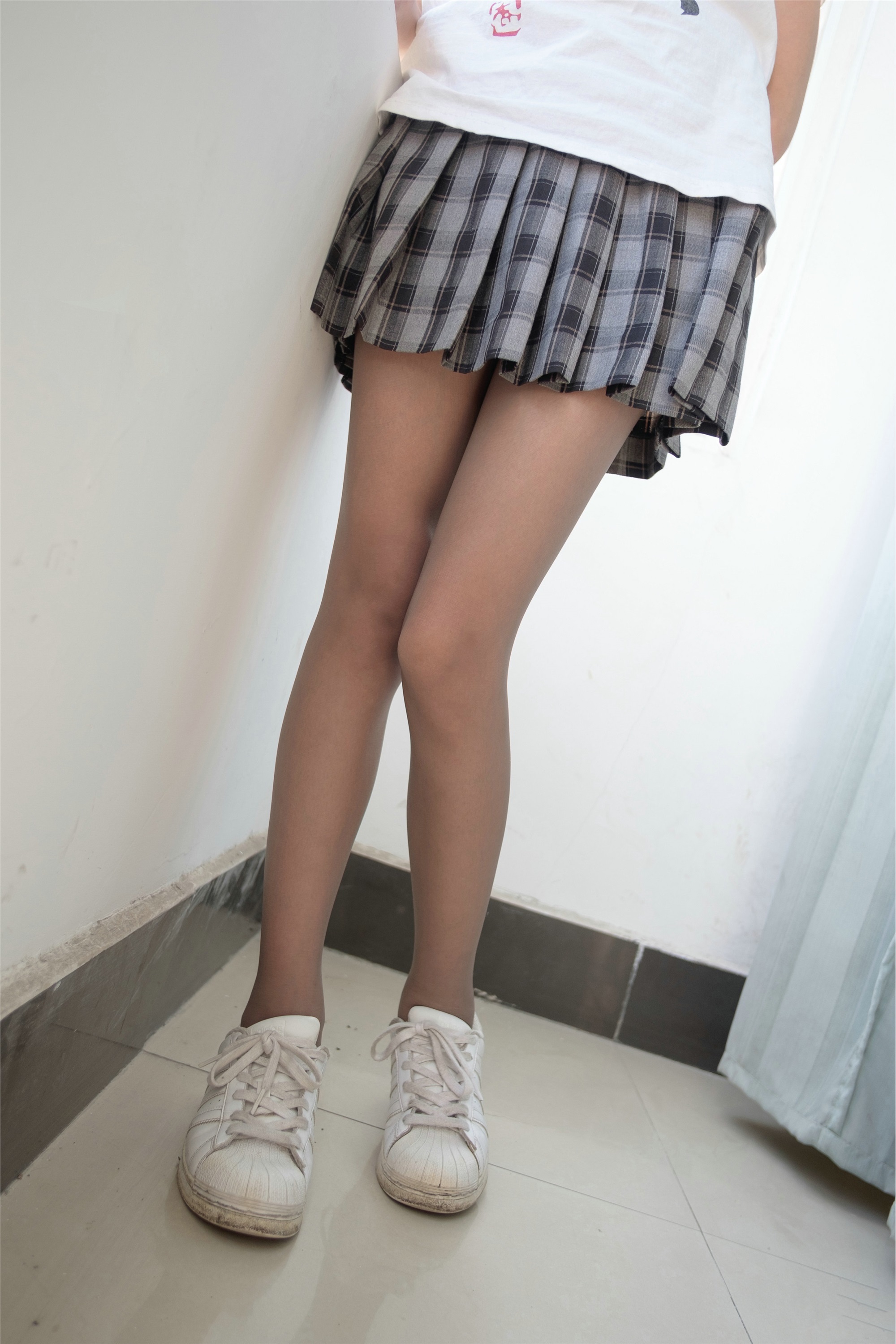 Female college students' plaid skirt with grey silk feet