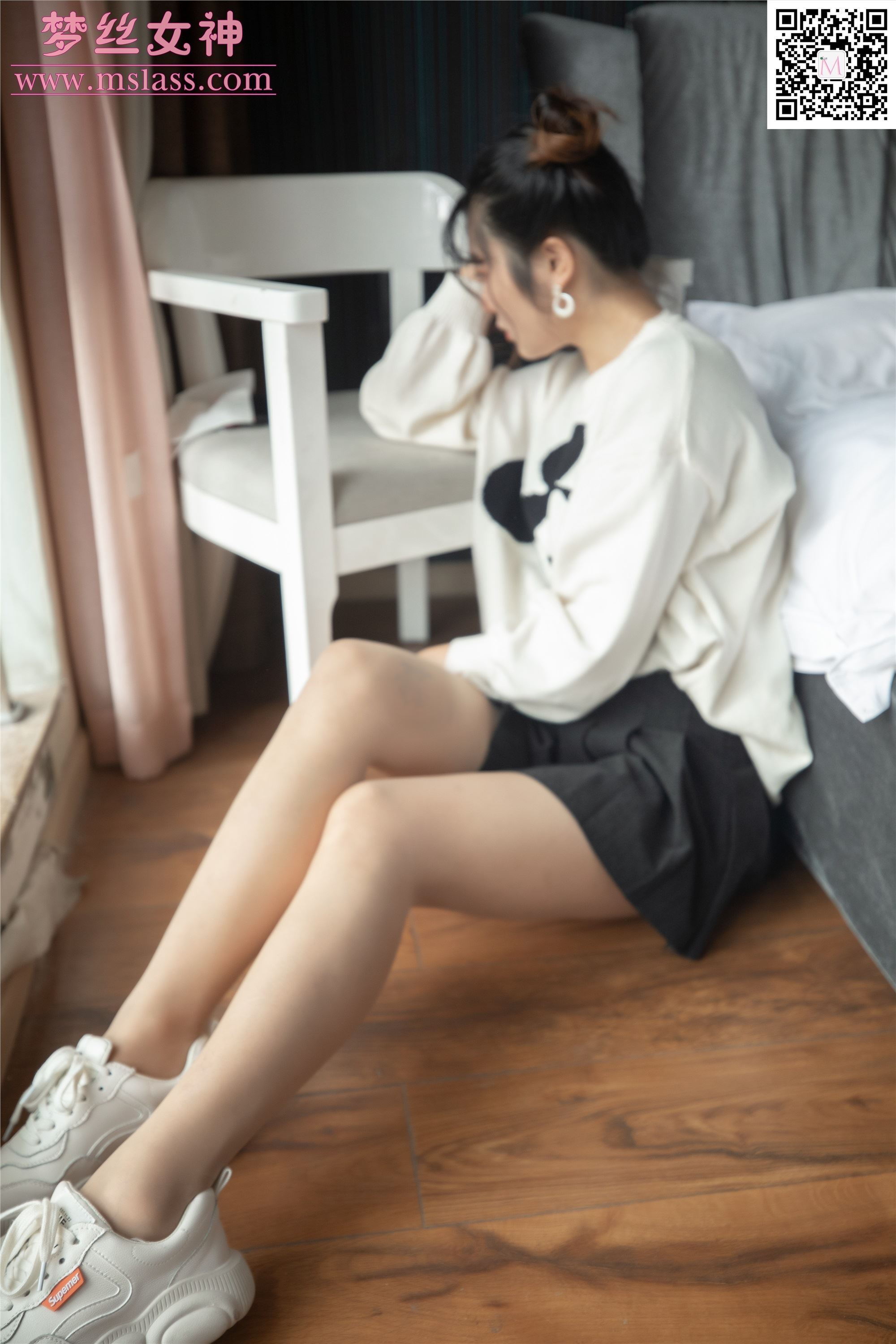 Mslass dream silk goddess November 12, 2019 vol.068 silk stockings under the white sweater in rainy morning