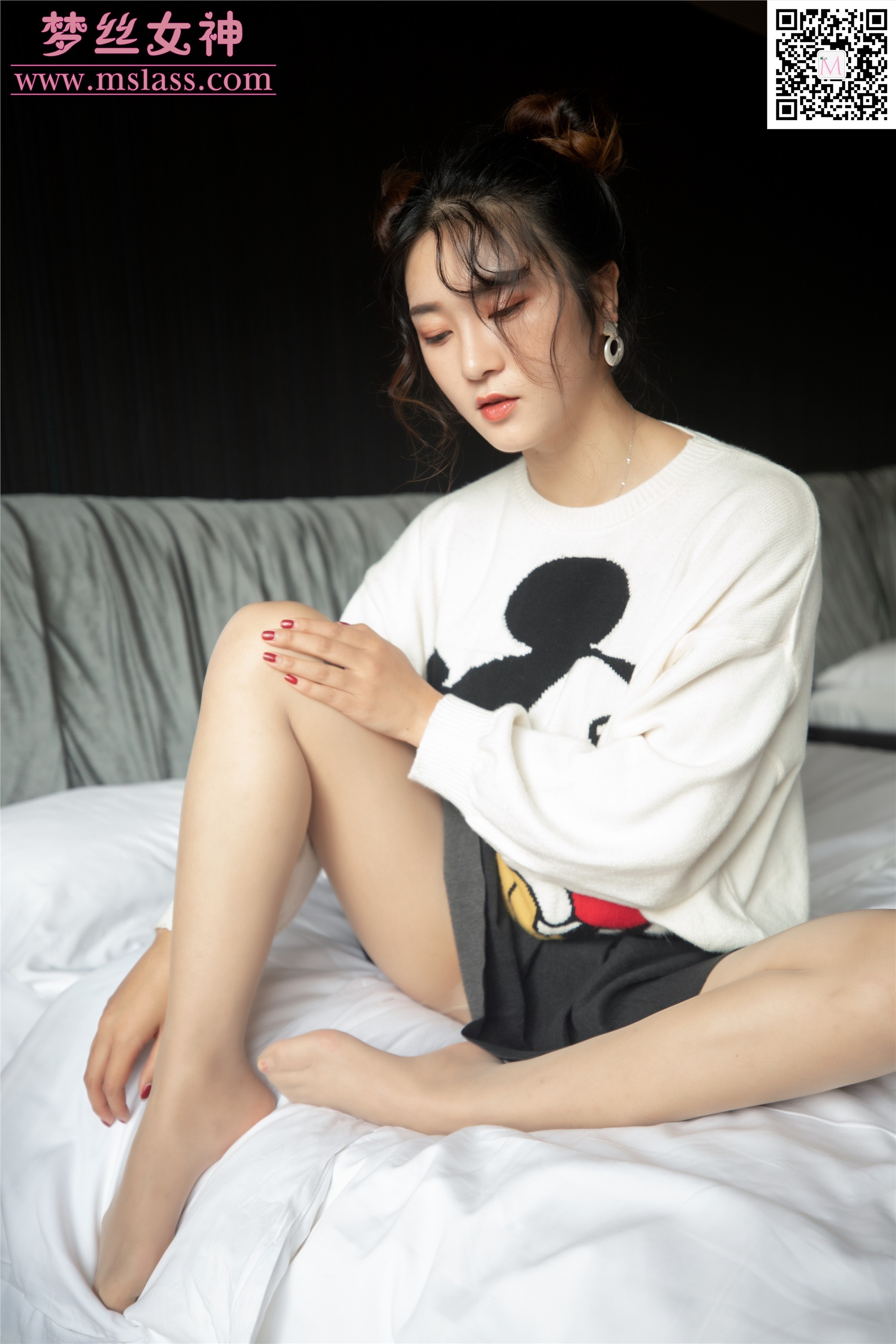 Mslass dream silk goddess November 12, 2019 vol.068 silk stockings under the white sweater in rainy morning