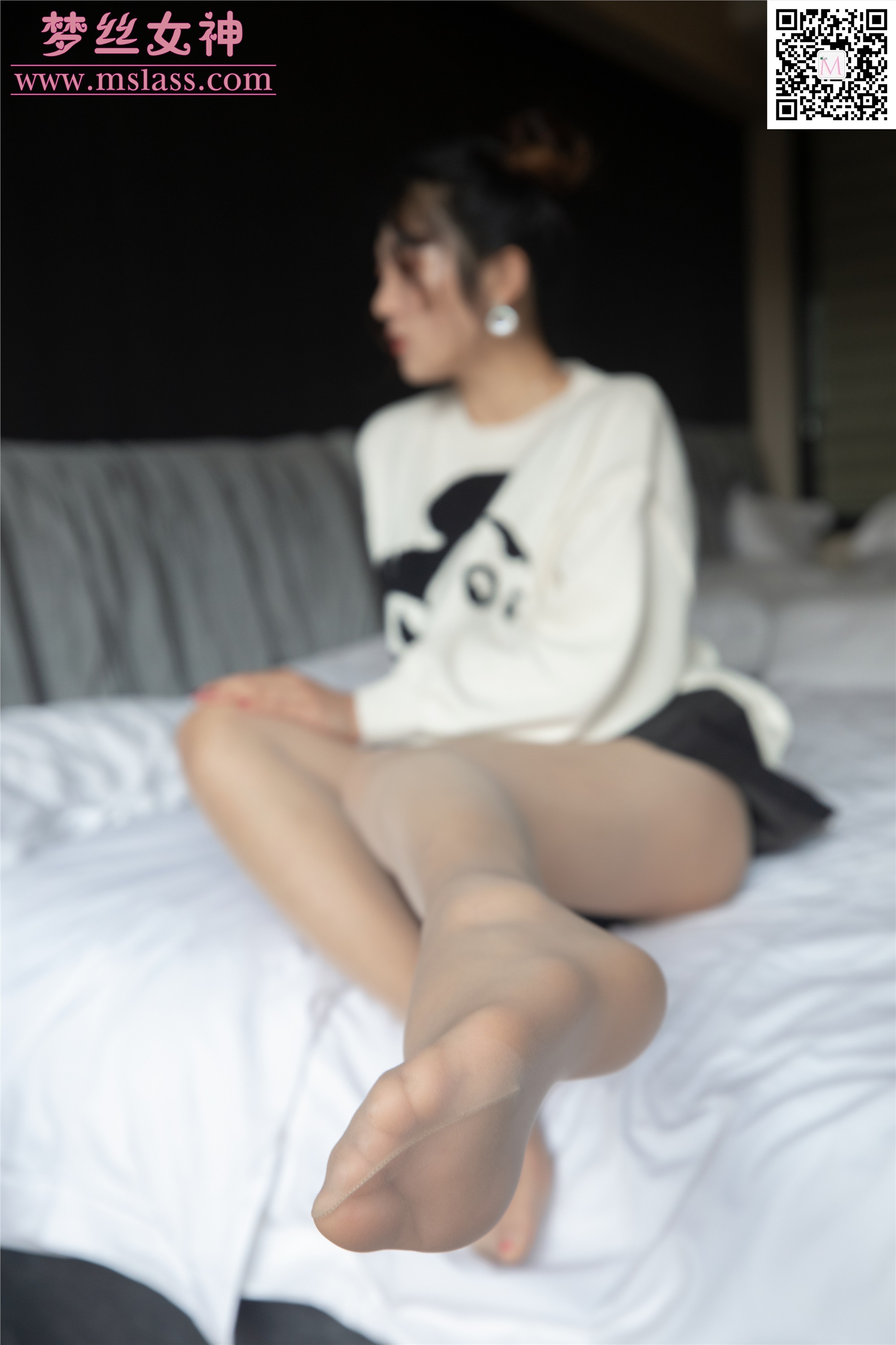 Mslass dream silk goddess November 12, 2019 vol.068 silk stockings under the white sweater in rainy morning