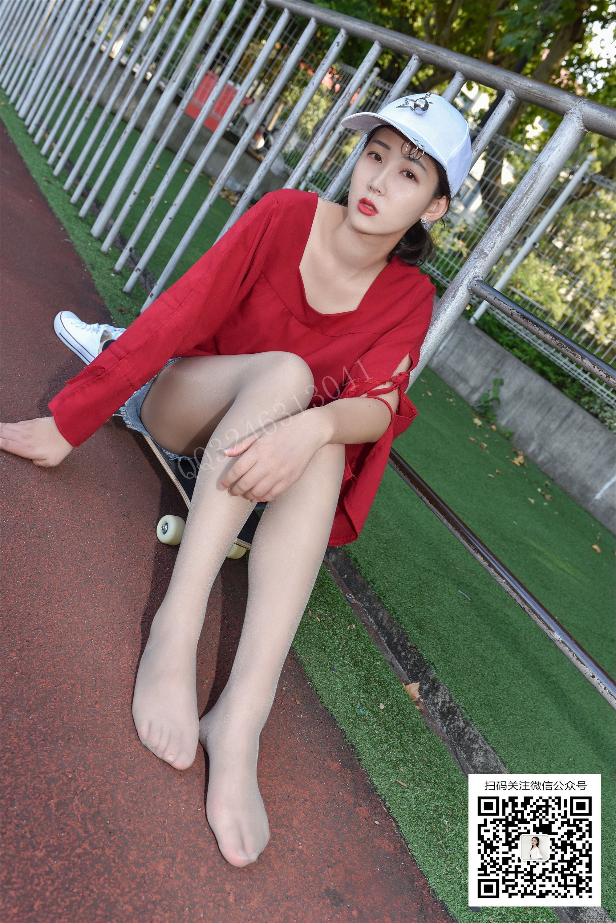 Yueyue plays skateboarding in silk stockings
