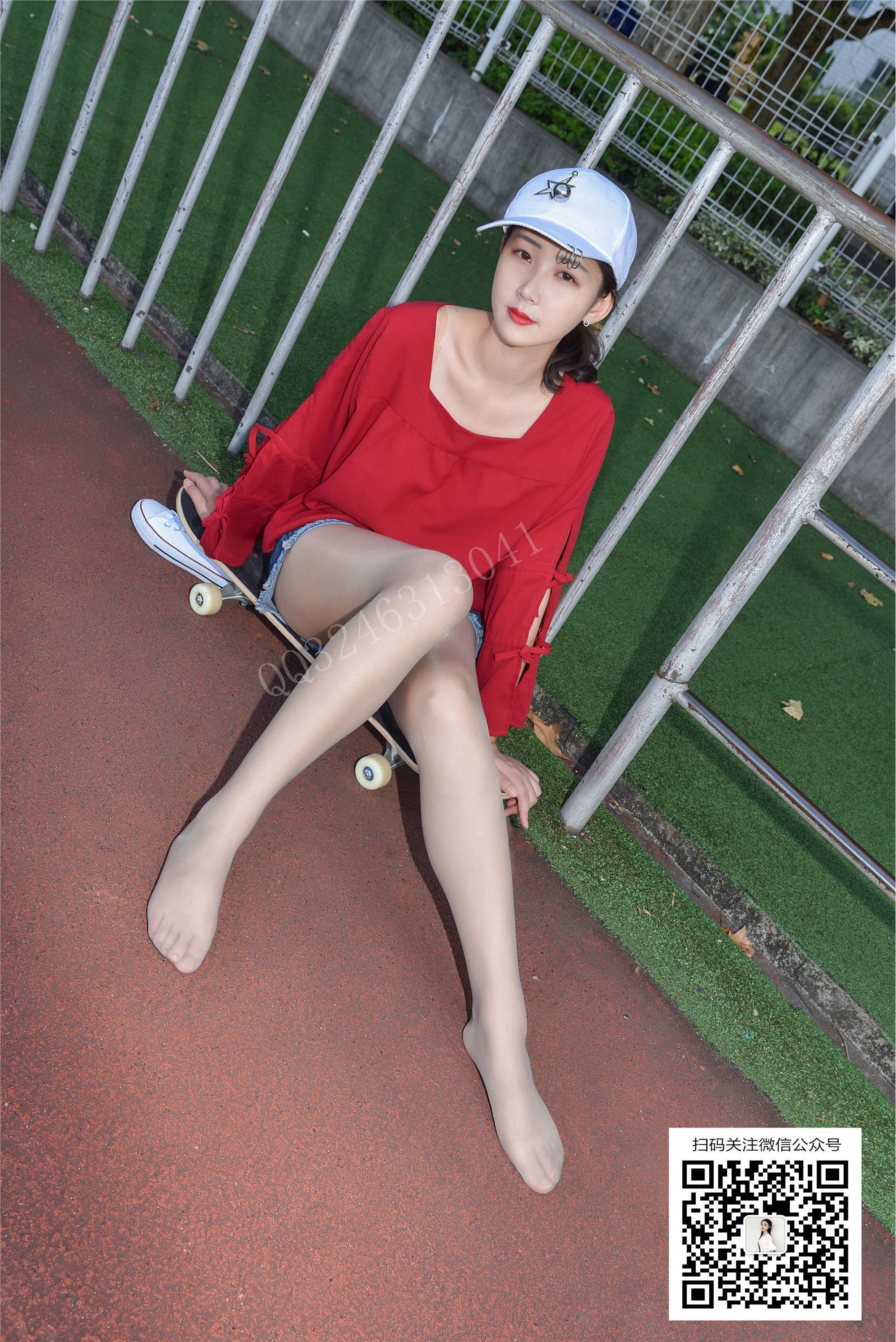 Yueyue plays skateboarding in silk stockings