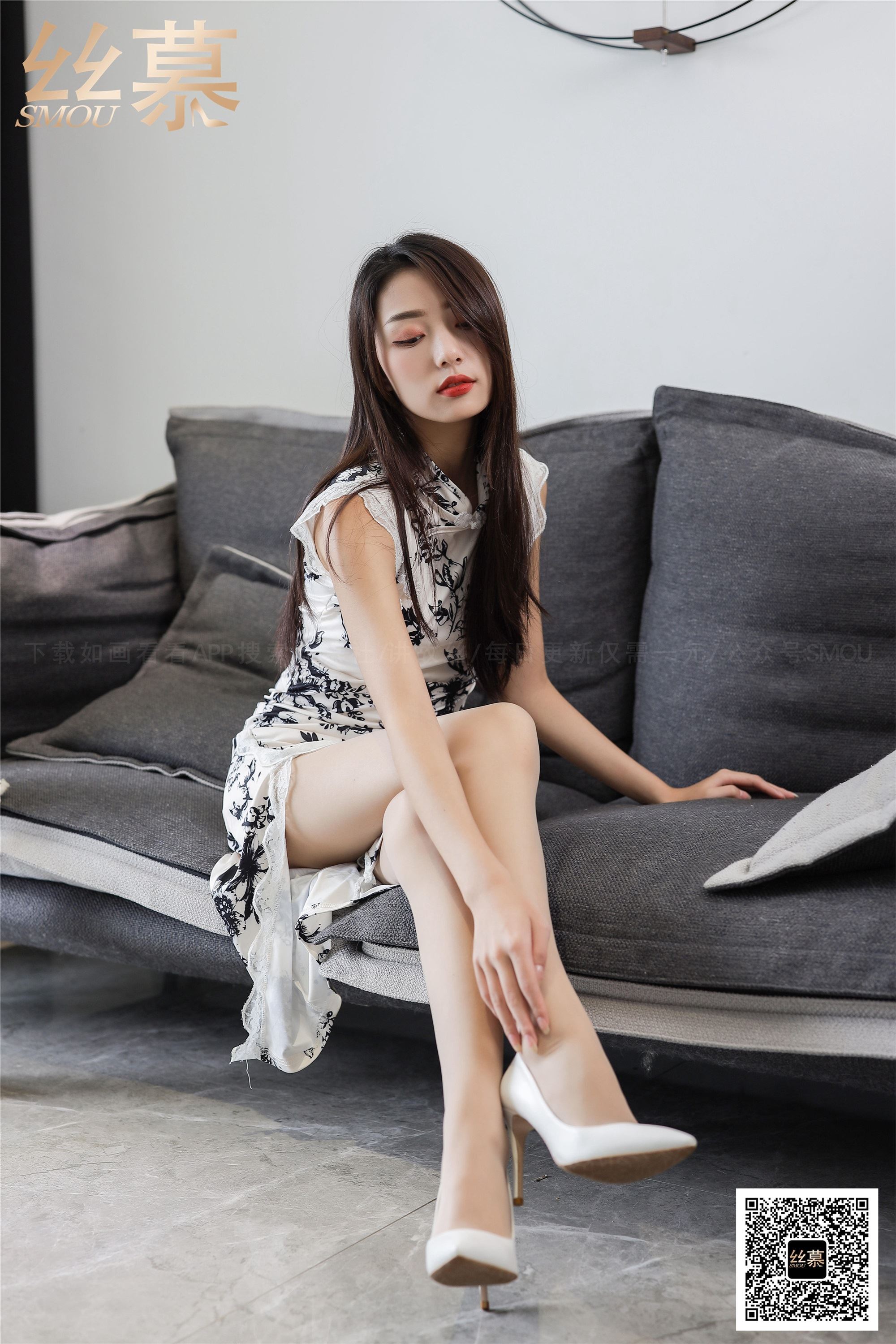 Si Mu's portrait of a woman in Qipao