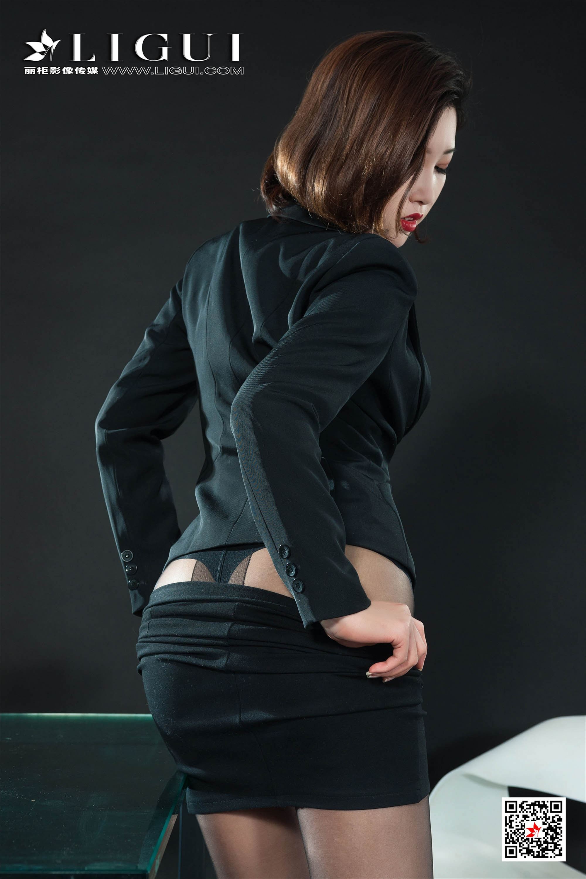 April 24, 2019 model Xiao Xiao's secretary who takes off her skirt