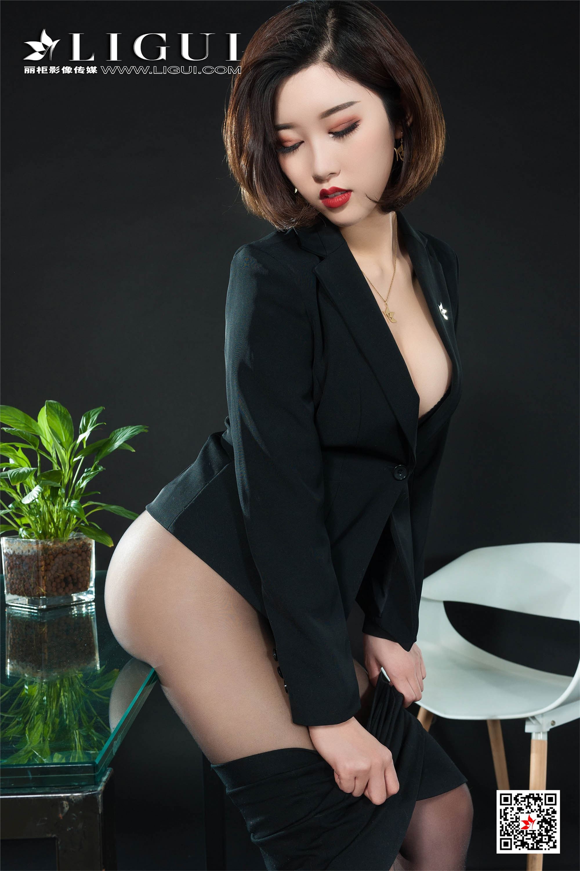 April 24, 2019 model Xiao Xiao's secretary who takes off her skirt