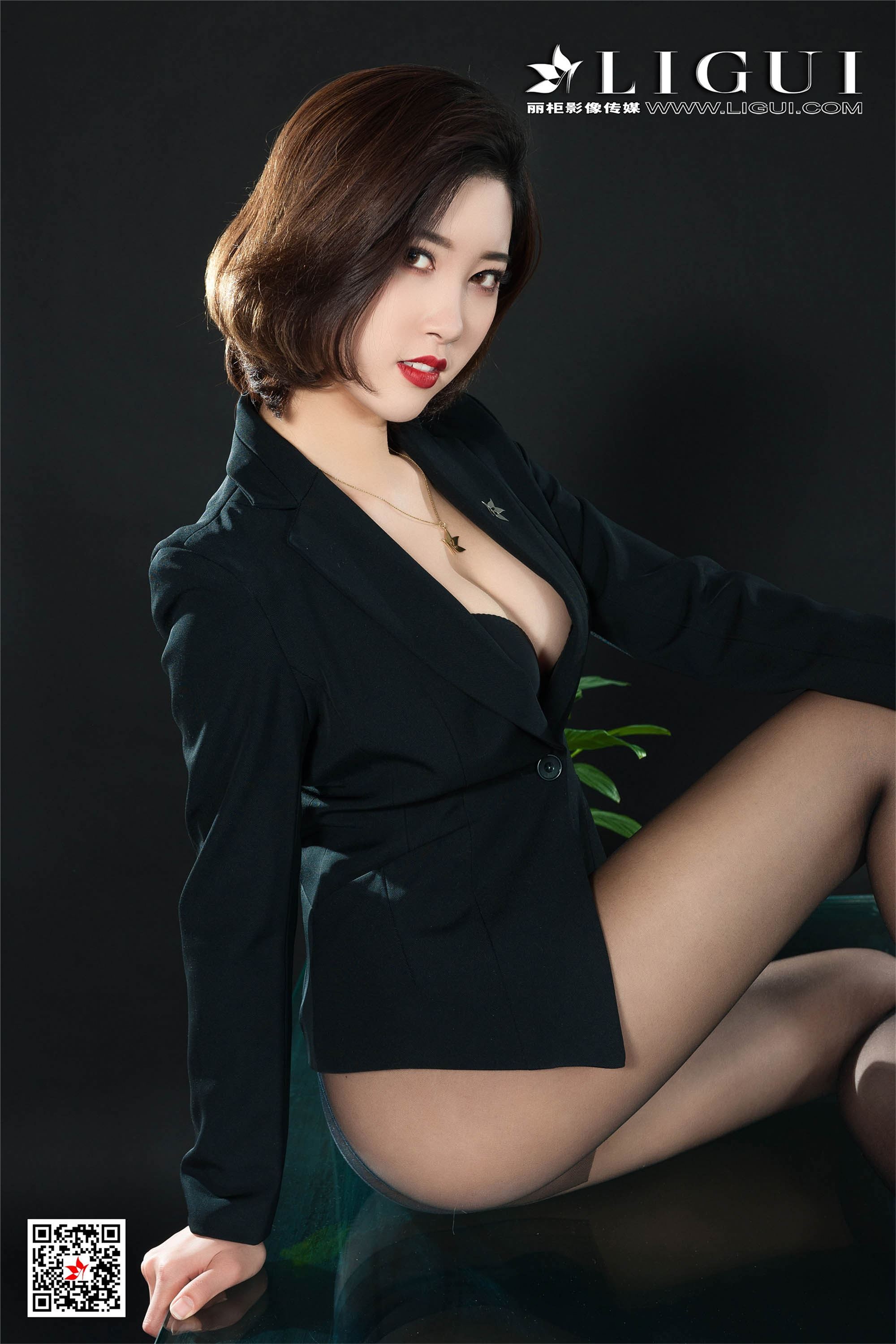 April 24, 2019 model Xiao Xiao's secretary who takes off her skirt