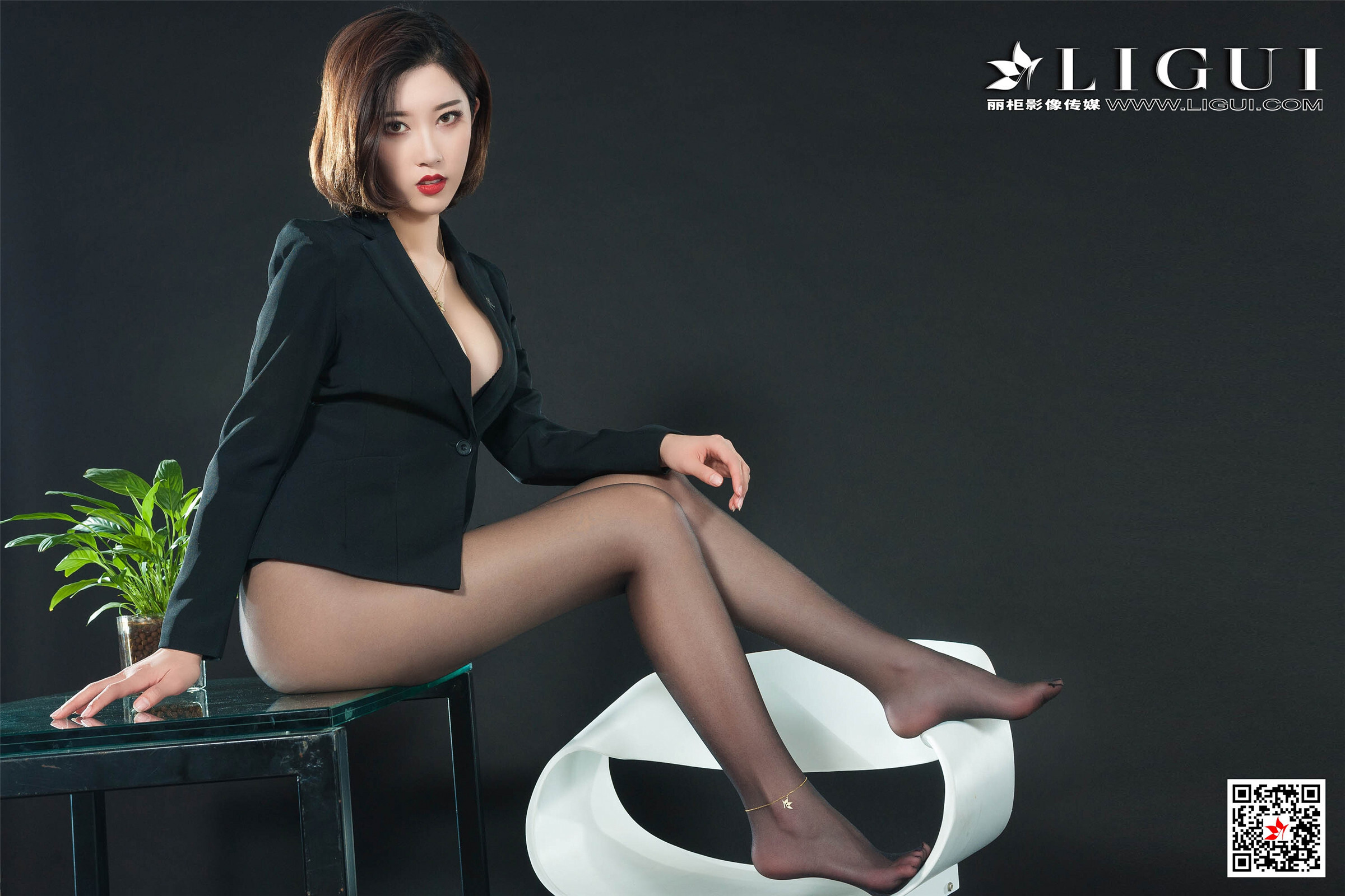 April 24, 2019 model Xiao Xiao's secretary who takes off her skirt