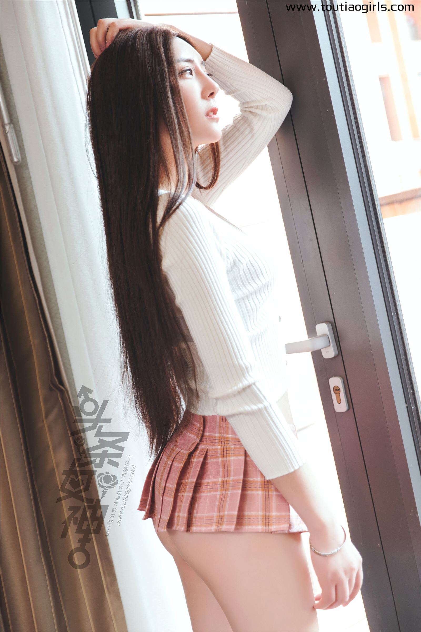 [Toutiao headline goddess] March 28, 2018 Mo Xiaoxi  Lin Yiyi miniskirt girl