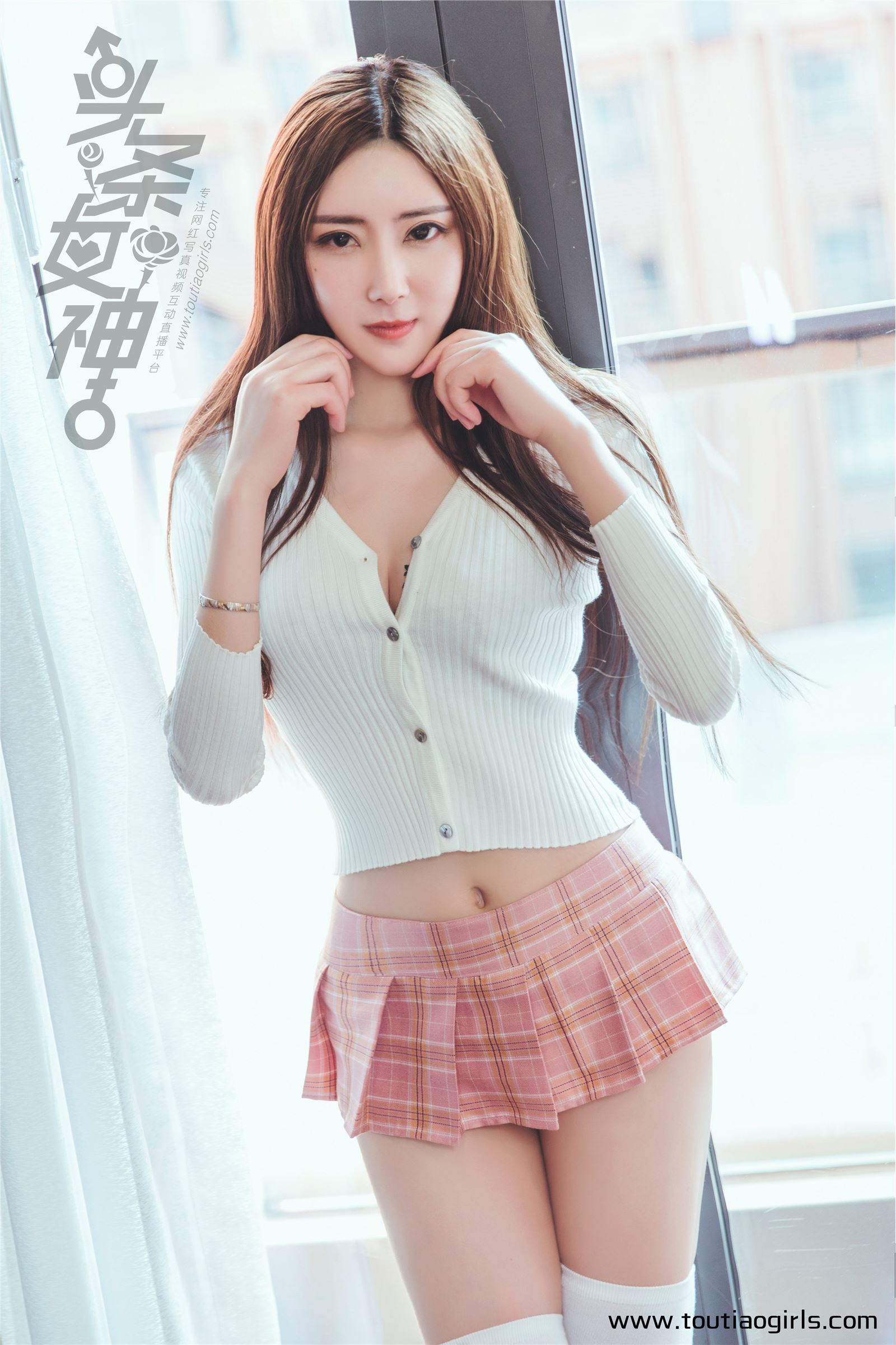 [Toutiao headline goddess] March 28, 2018 Mo Xiaoxi  Lin Yiyi miniskirt girl