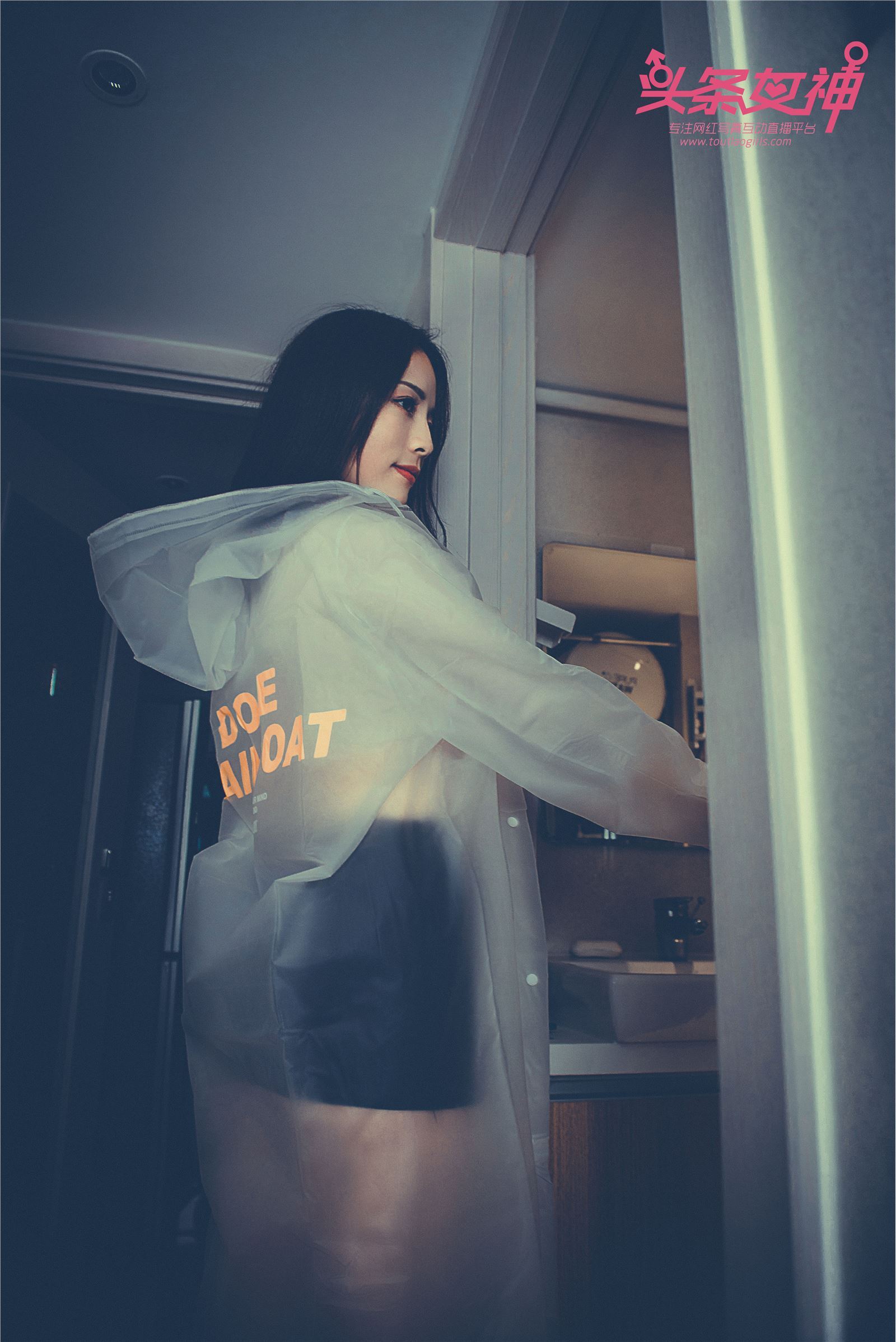 [Toutiao headline goddess] April 18, 2018 diel raincoat repairman