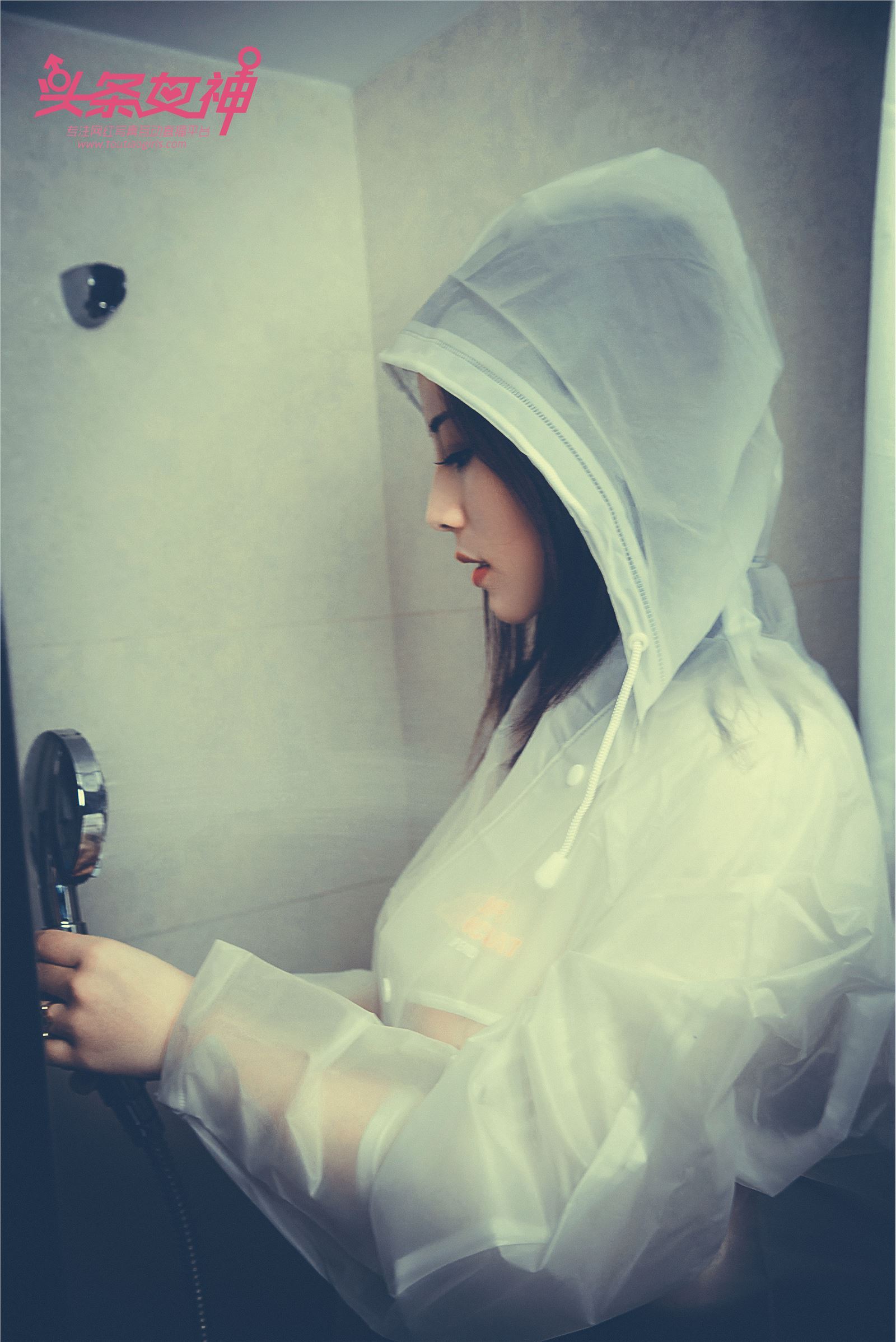 [Toutiao headline goddess] April 18, 2018 diel raincoat repairman