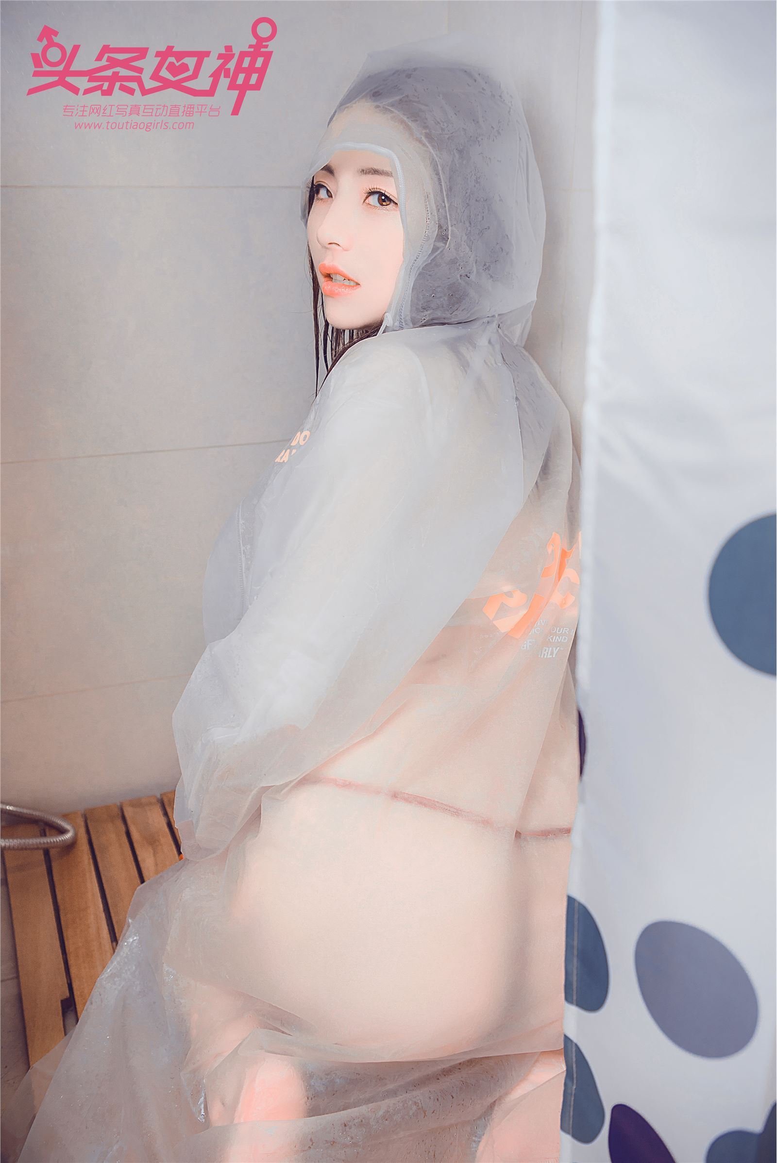 [Toutiao headline goddess] April 18, 2018 diel raincoat repairman