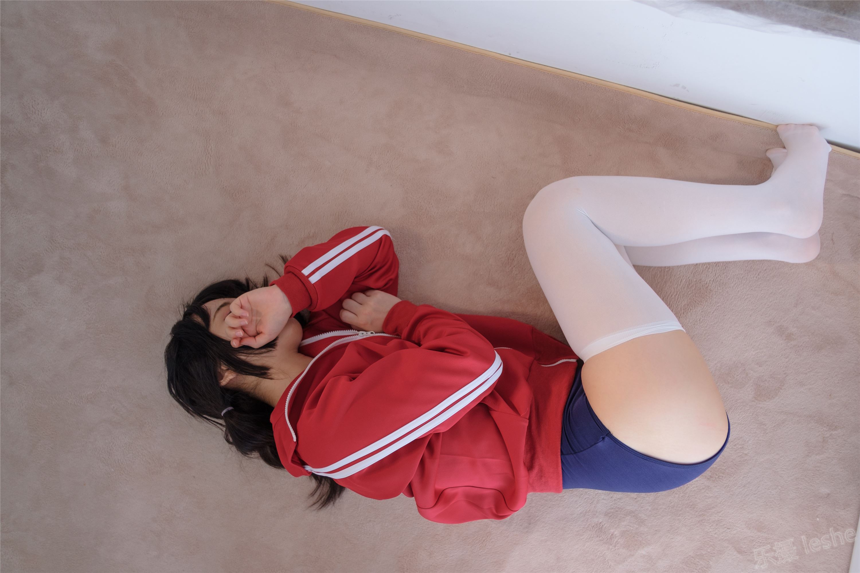 [Sen Luo financial group] lolis foot photo alpha-002 white silk red clothes dead reservoir water