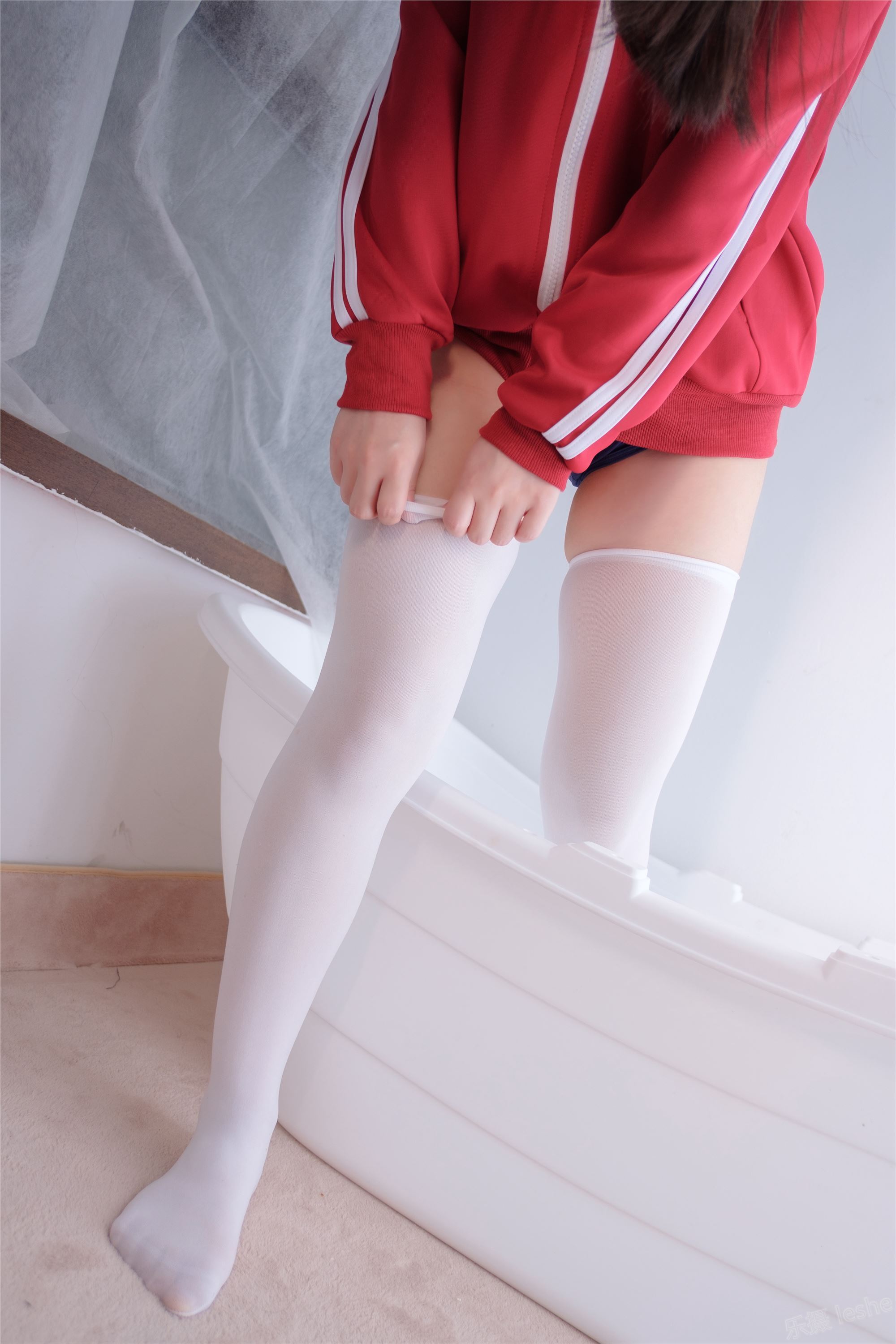 [Sen Luo financial group] lolis foot photo alpha-002 white silk red clothes dead reservoir water