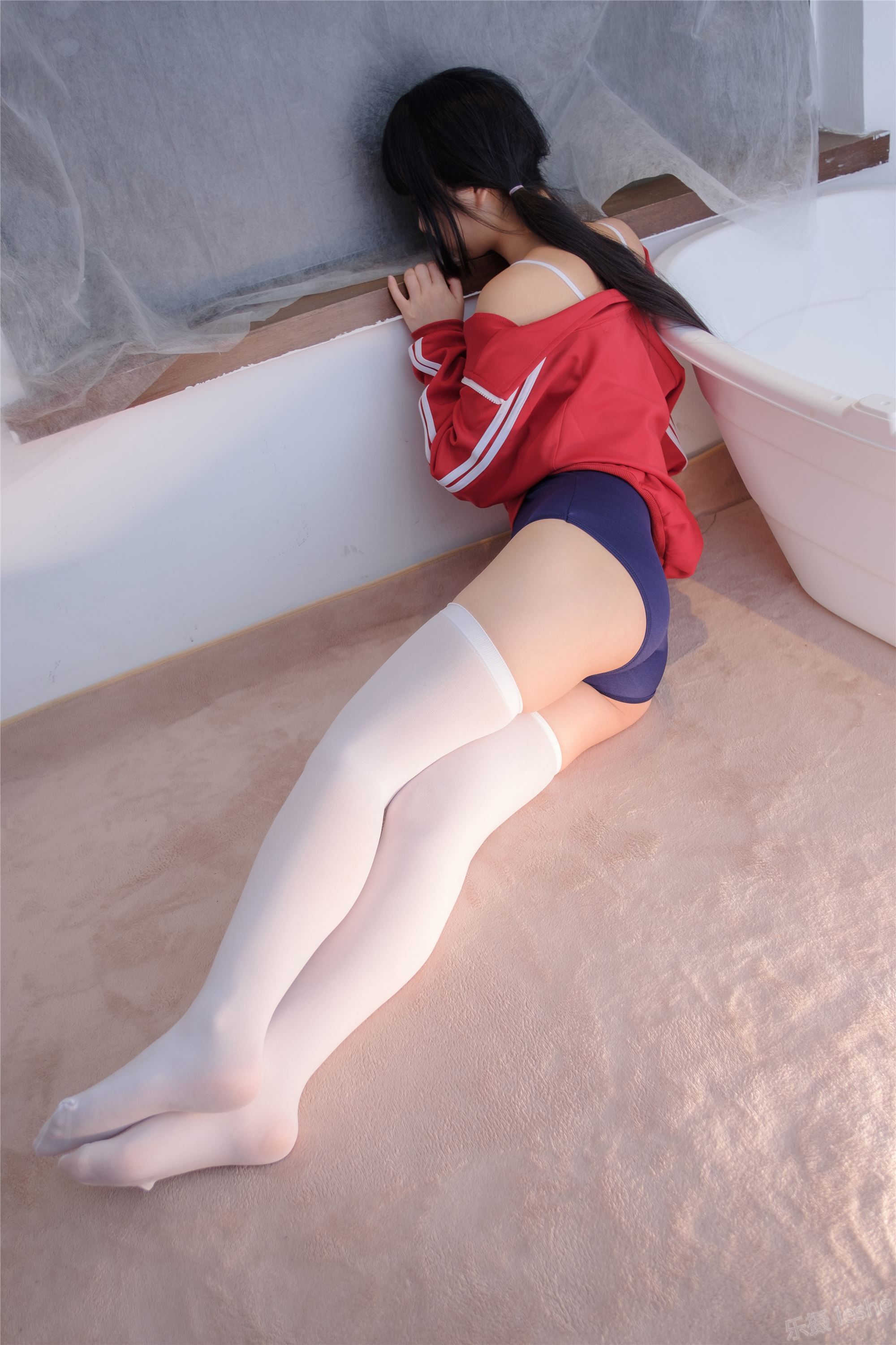 [Sen Luo financial group] lolis foot photo alpha-002 white silk red clothes dead reservoir water