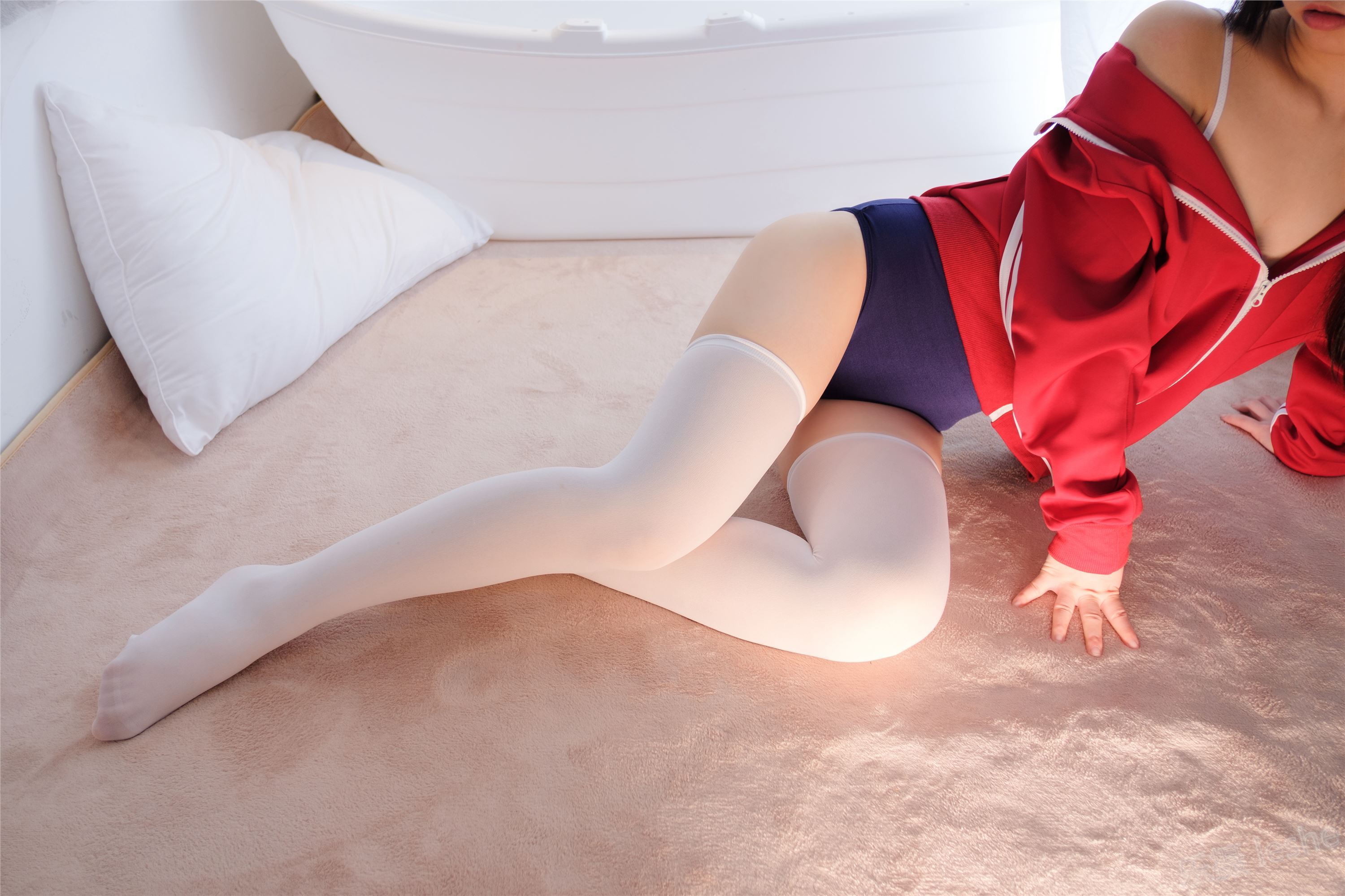 [Sen Luo financial group] lolis foot photo alpha-002 white silk red clothes dead reservoir water