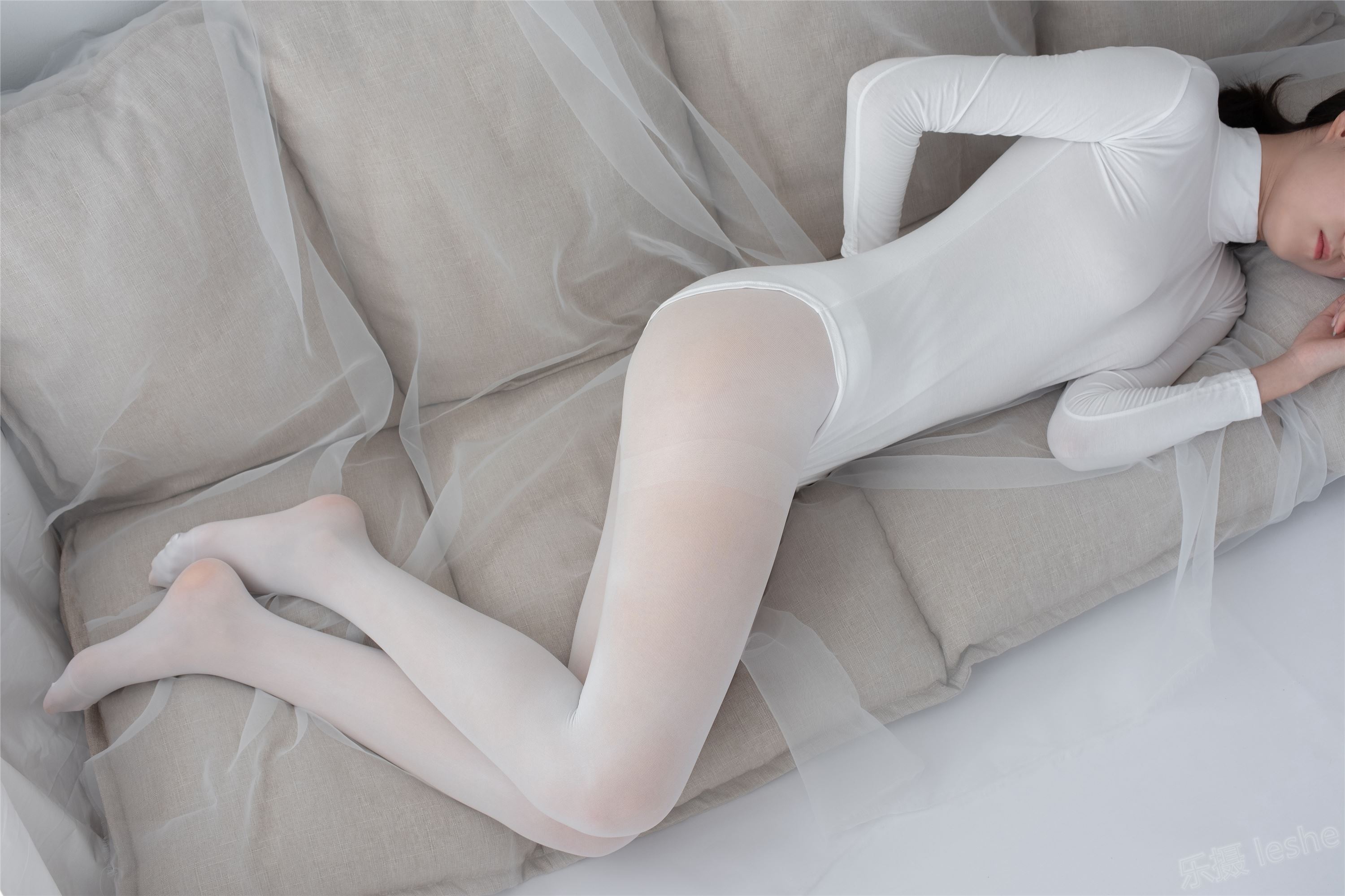 [森萝财团]萝莉丝足写真 ALPHA-007 纯白的诱惑白丝裸足