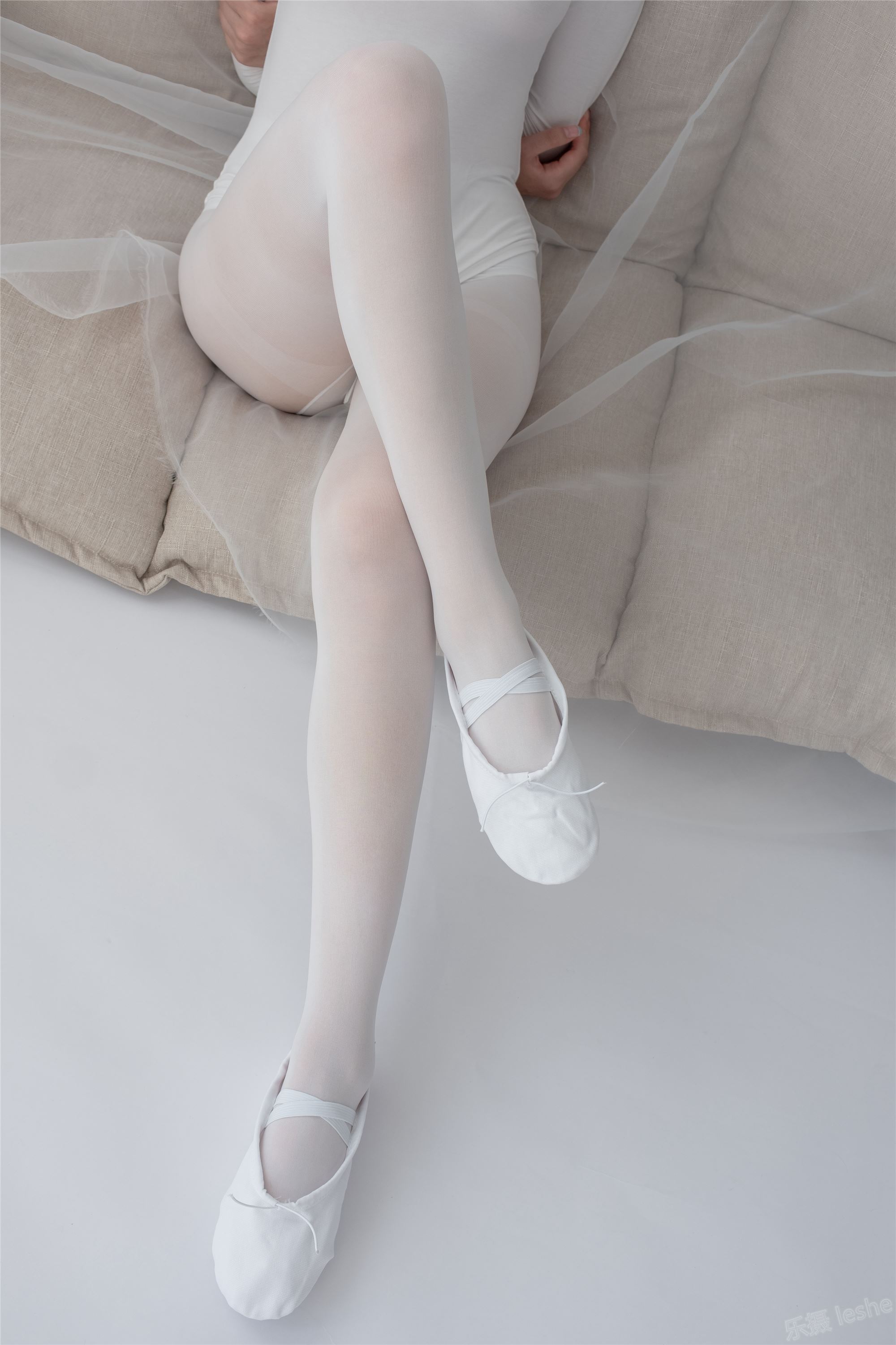 [森萝财团]萝莉丝足写真 ALPHA-007 纯白的诱惑白丝裸足