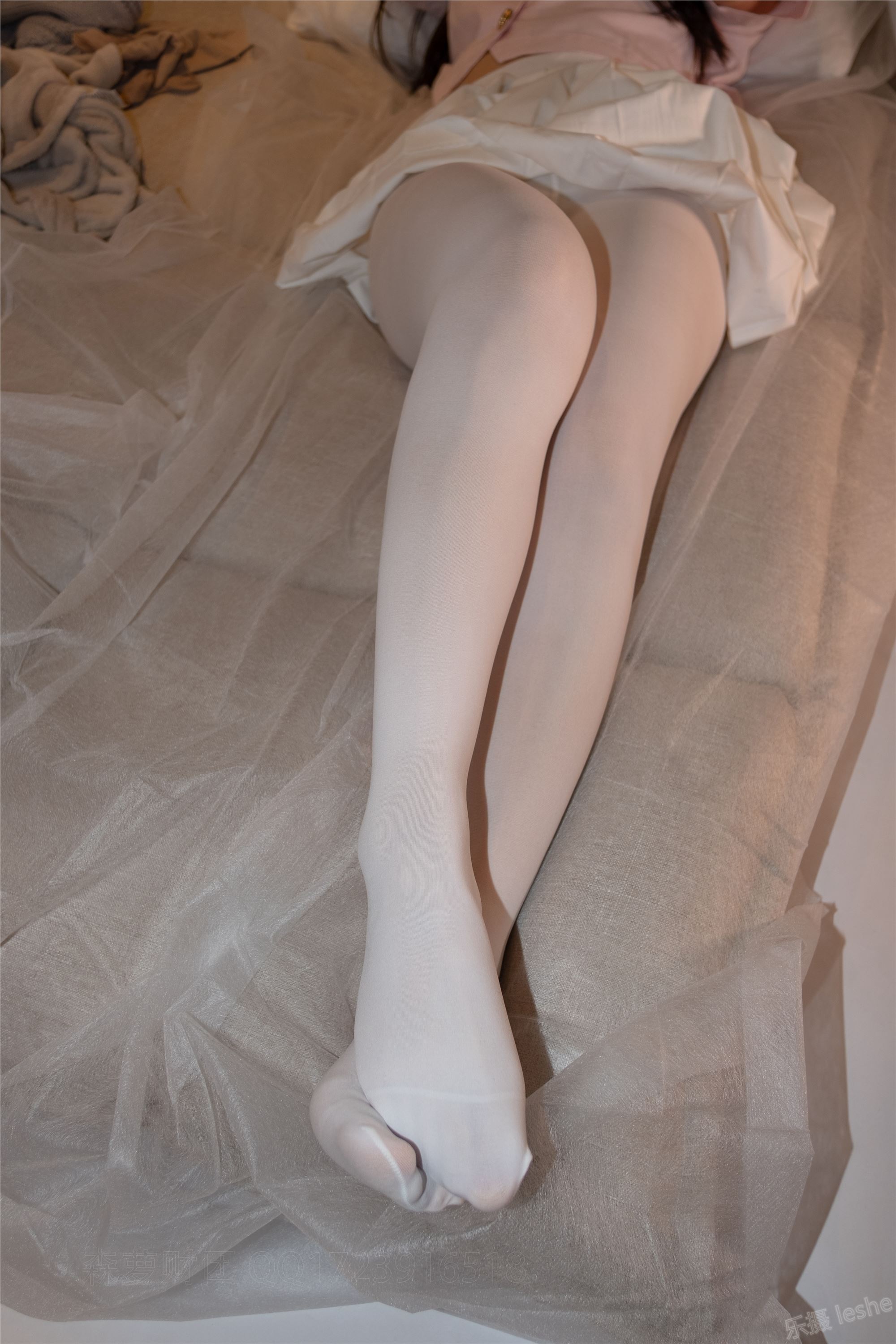 [森萝财团]萝莉丝足写真 ALPHA-012 酒店粉红女孩SM白丝