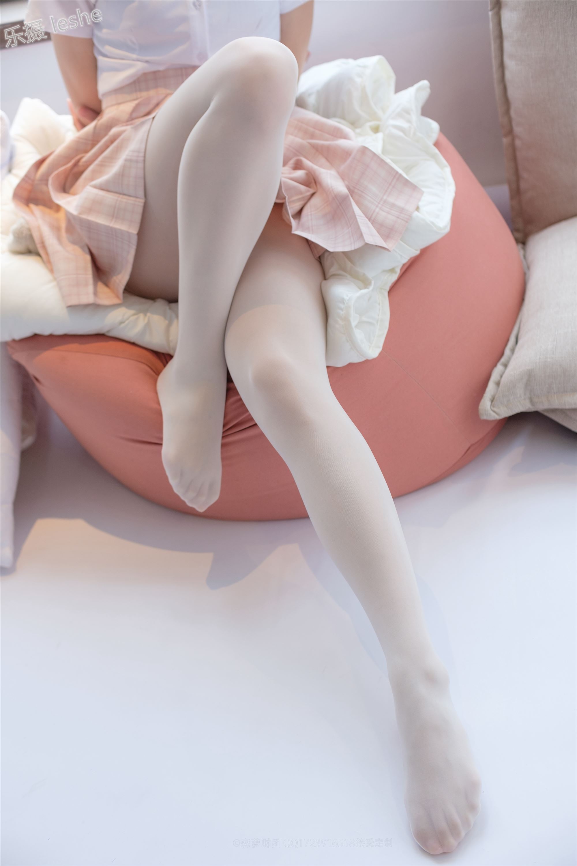 [森萝财团]萝莉丝足写真 SSR-012 30D奶白超滑丝袜