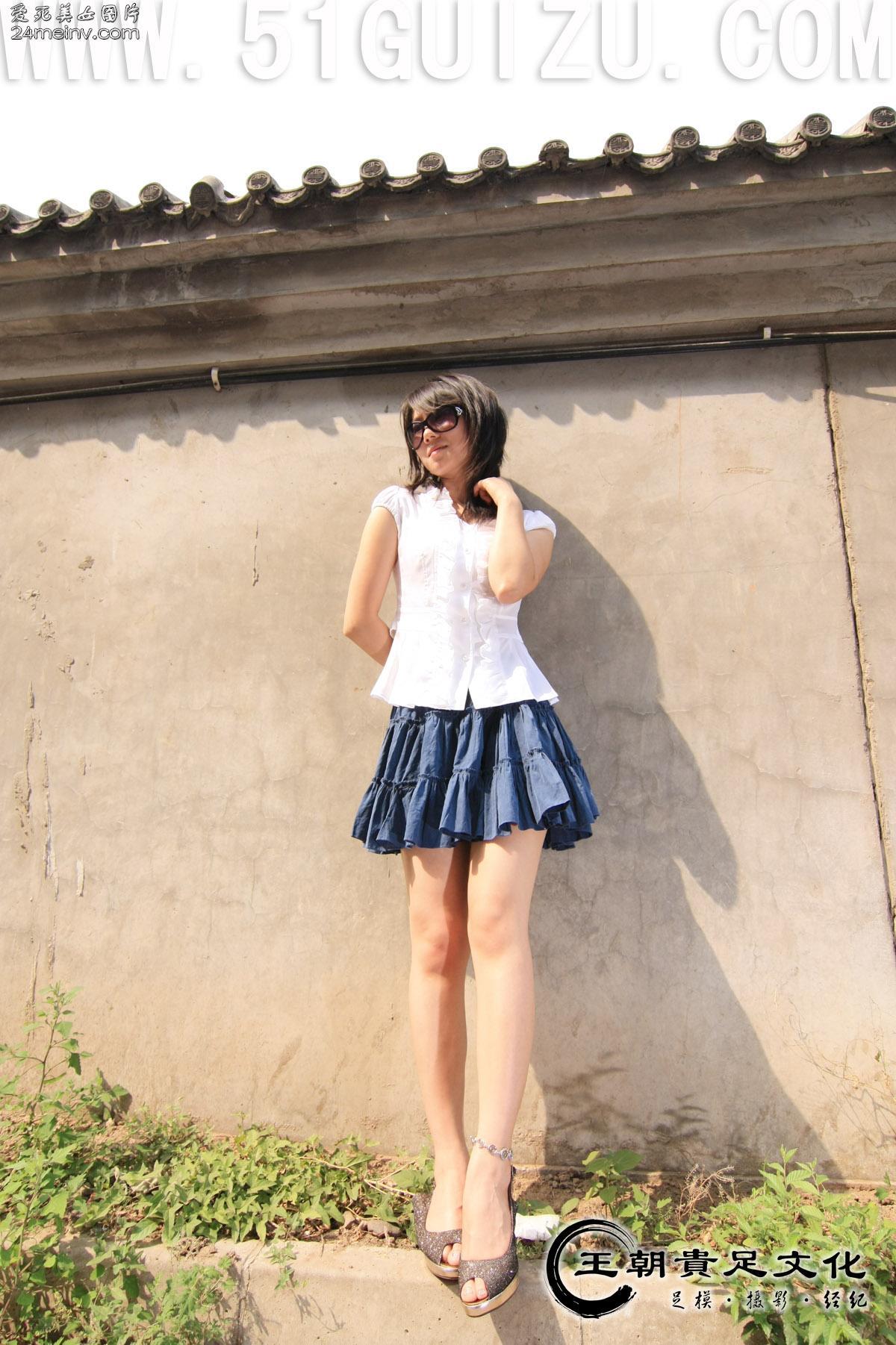 Foot model Yishu white shirt blue skirt pure lady