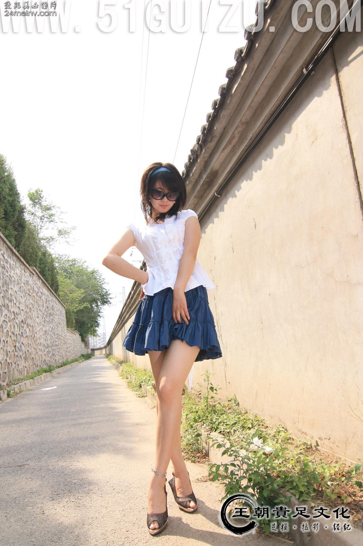 Foot model Yishu white shirt blue skirt pure lady