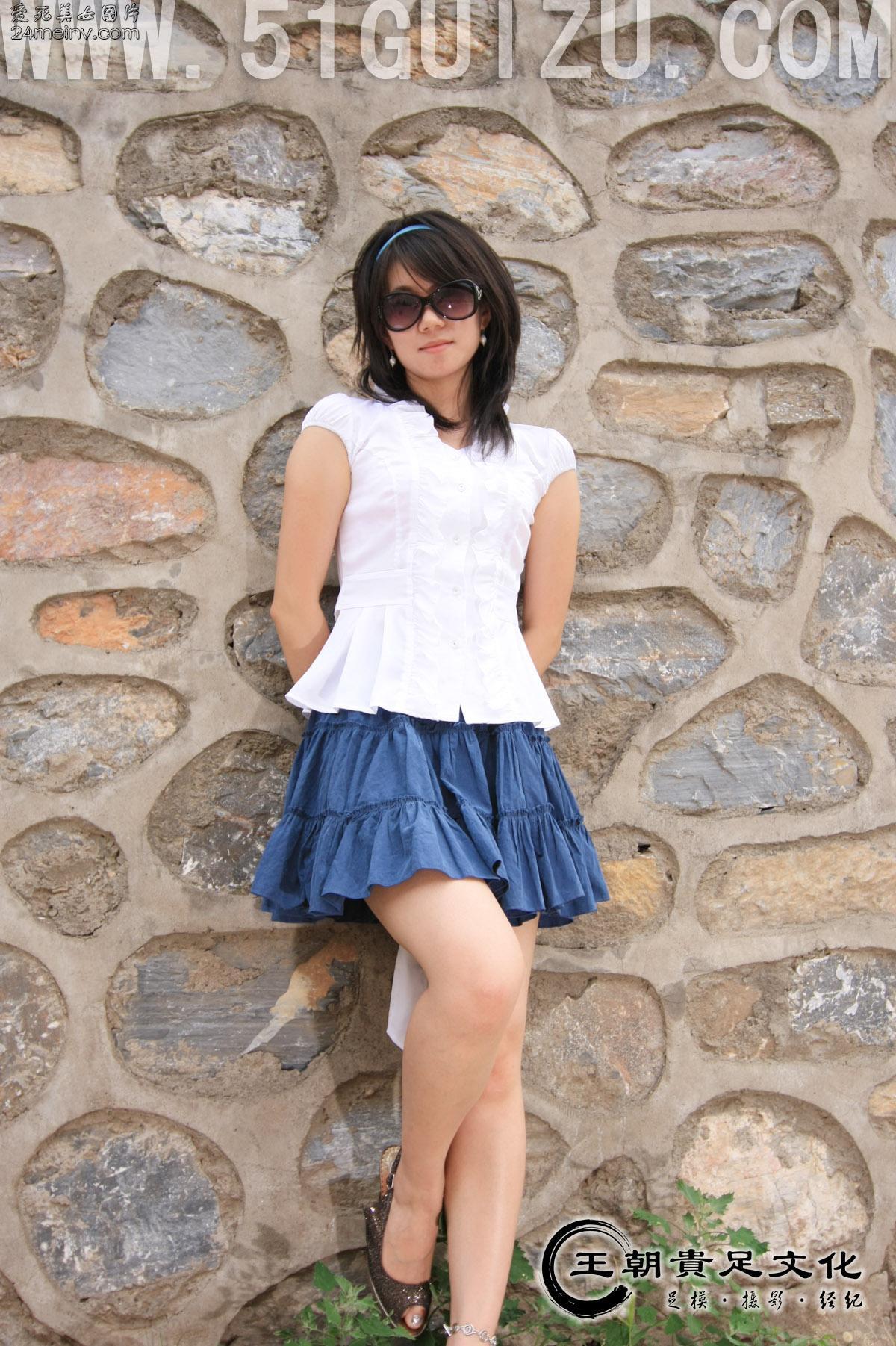 Foot model Yishu white shirt blue skirt pure lady