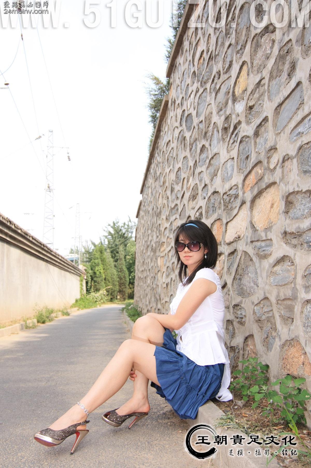 Foot model Yishu white shirt blue skirt pure lady