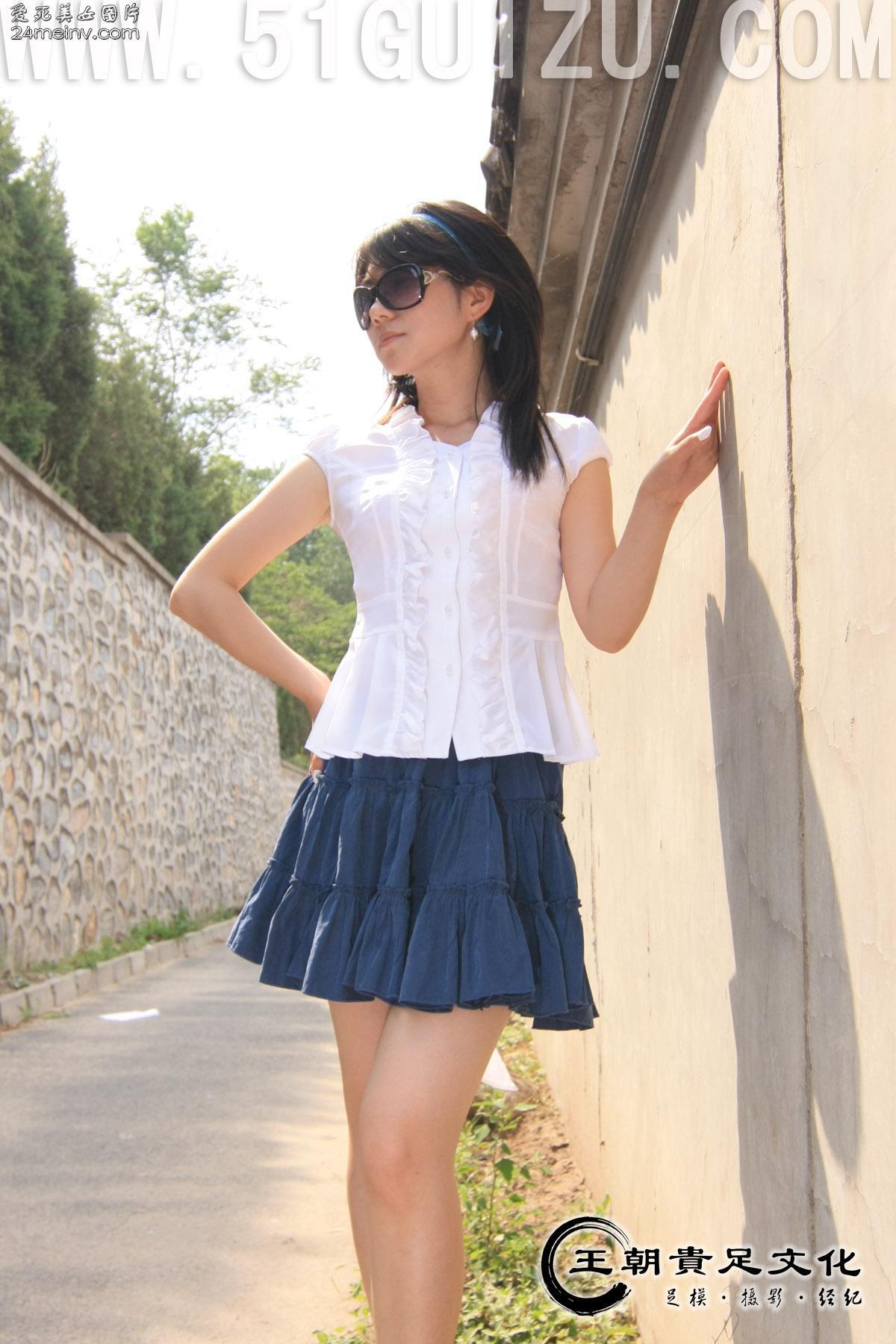 Foot model Yishu white shirt blue skirt pure lady