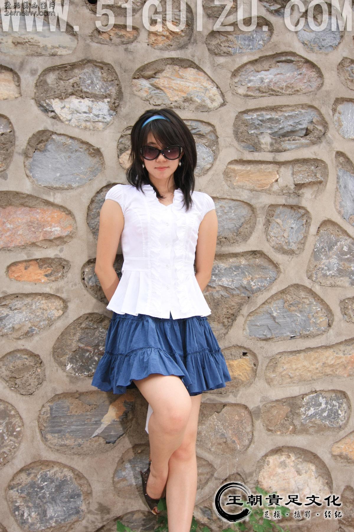 Foot model Yishu white shirt blue skirt pure lady