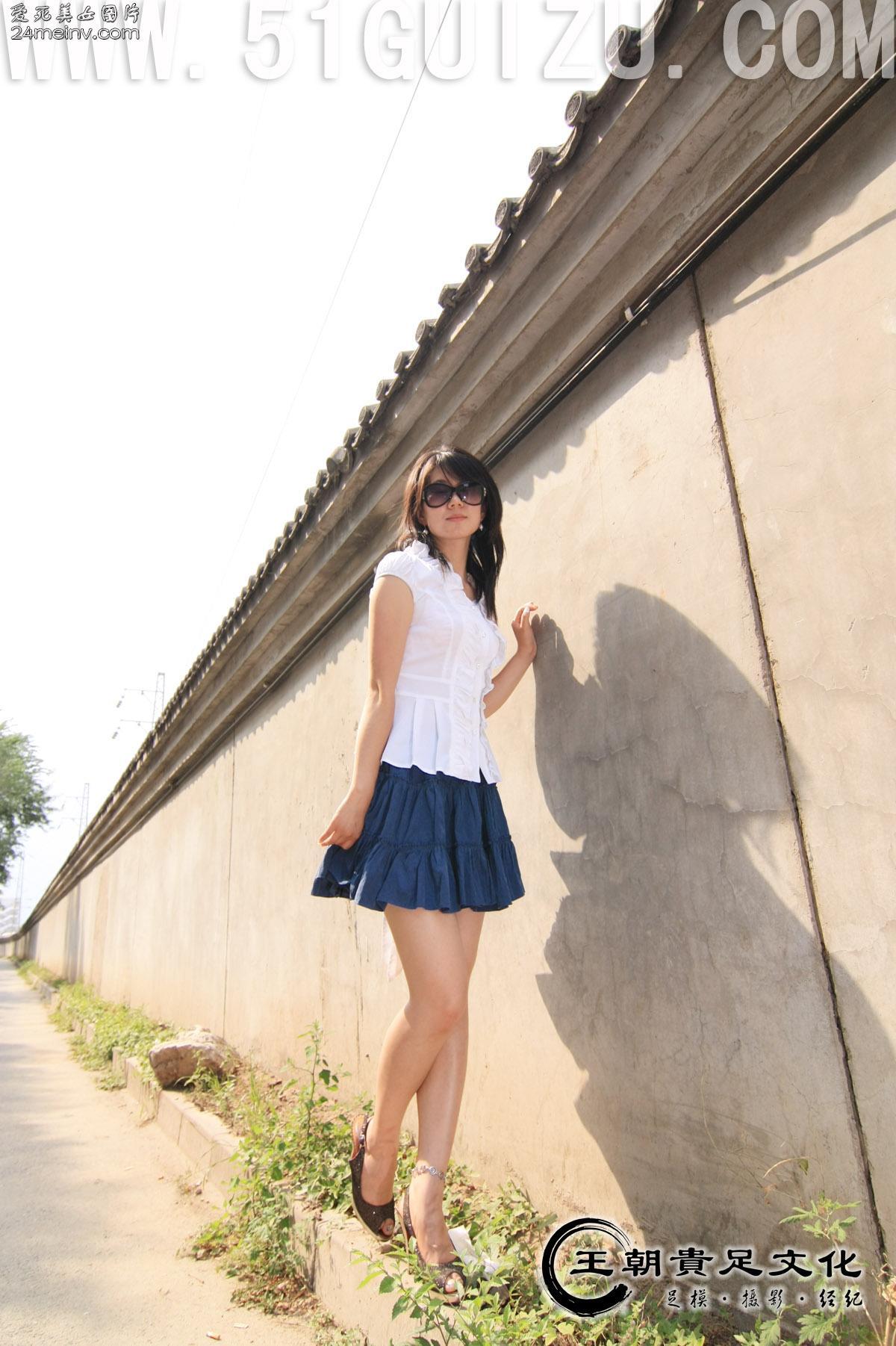 Foot model Yishu white shirt blue skirt pure lady